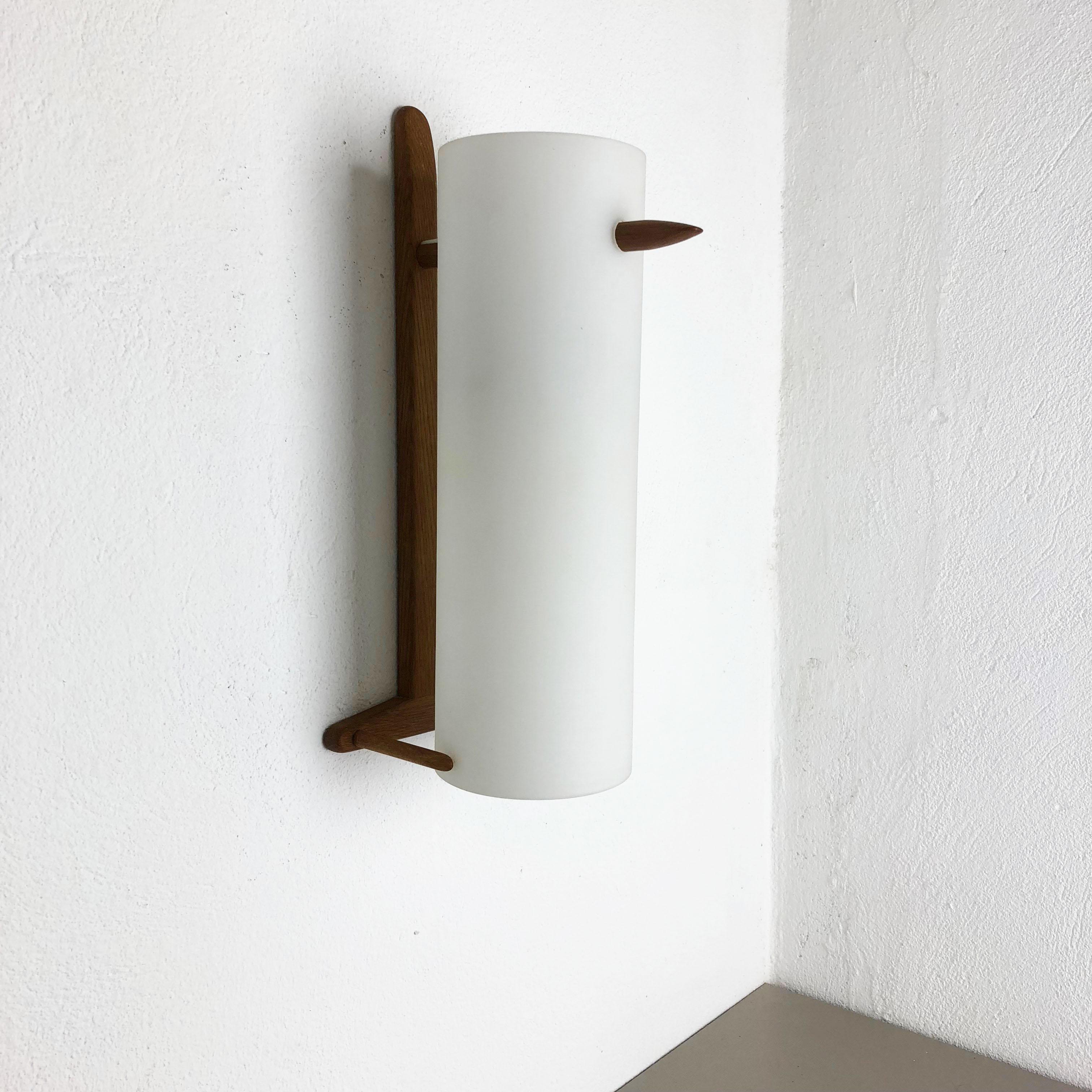 Article:

wall light



Producer: 

Luxus Vittsjö, Sweden


DESIGN:

Uno & Östen Kristiansson


Origin: 

Sweden


Age: 

1960s



Description: 

This fantastic wall light was designed by Uno & Östen Kristiansson and