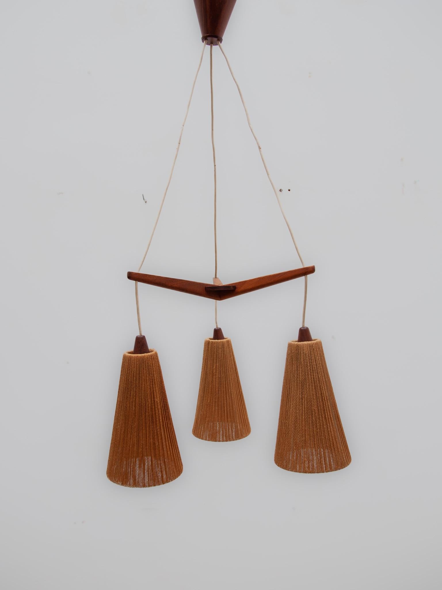 Kaskadenförmige Pendelleuchte aus Teakholz und Schnur von Temde, Deutschland, 1960er Jahre. Elegantes skandinavisches Design mit einem Gestell aus massivem Teakholz und einer Kaskade aus drei kegelförmigen Lampenschirmen. Die großen Schirme