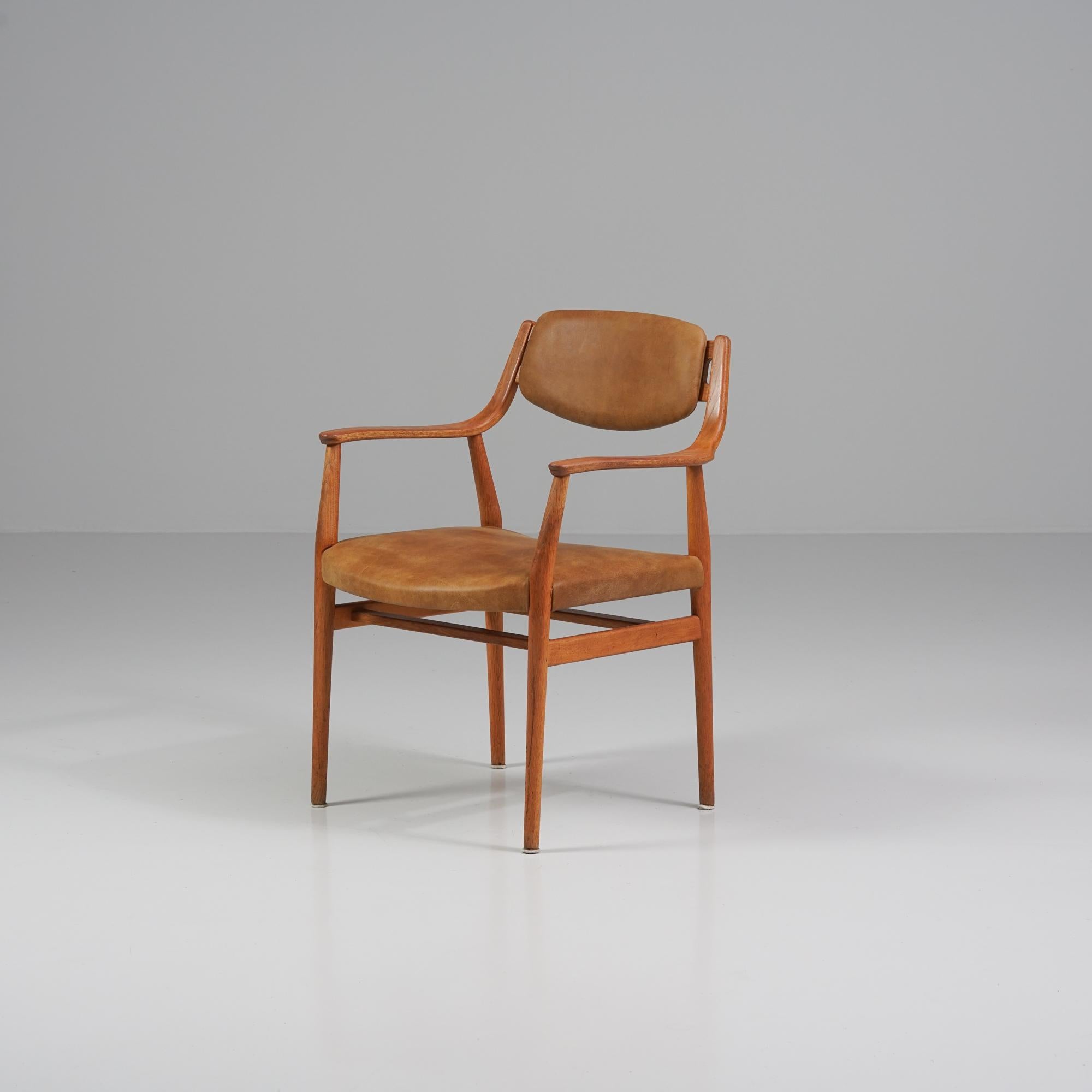 Poltrona in teak, fabbricata in Danimarca, anni '60. Struttura in teak, successivamente rivestita in pelle marrone. Buone condizioni vintage, patina coerente con l'età e l'uso. 