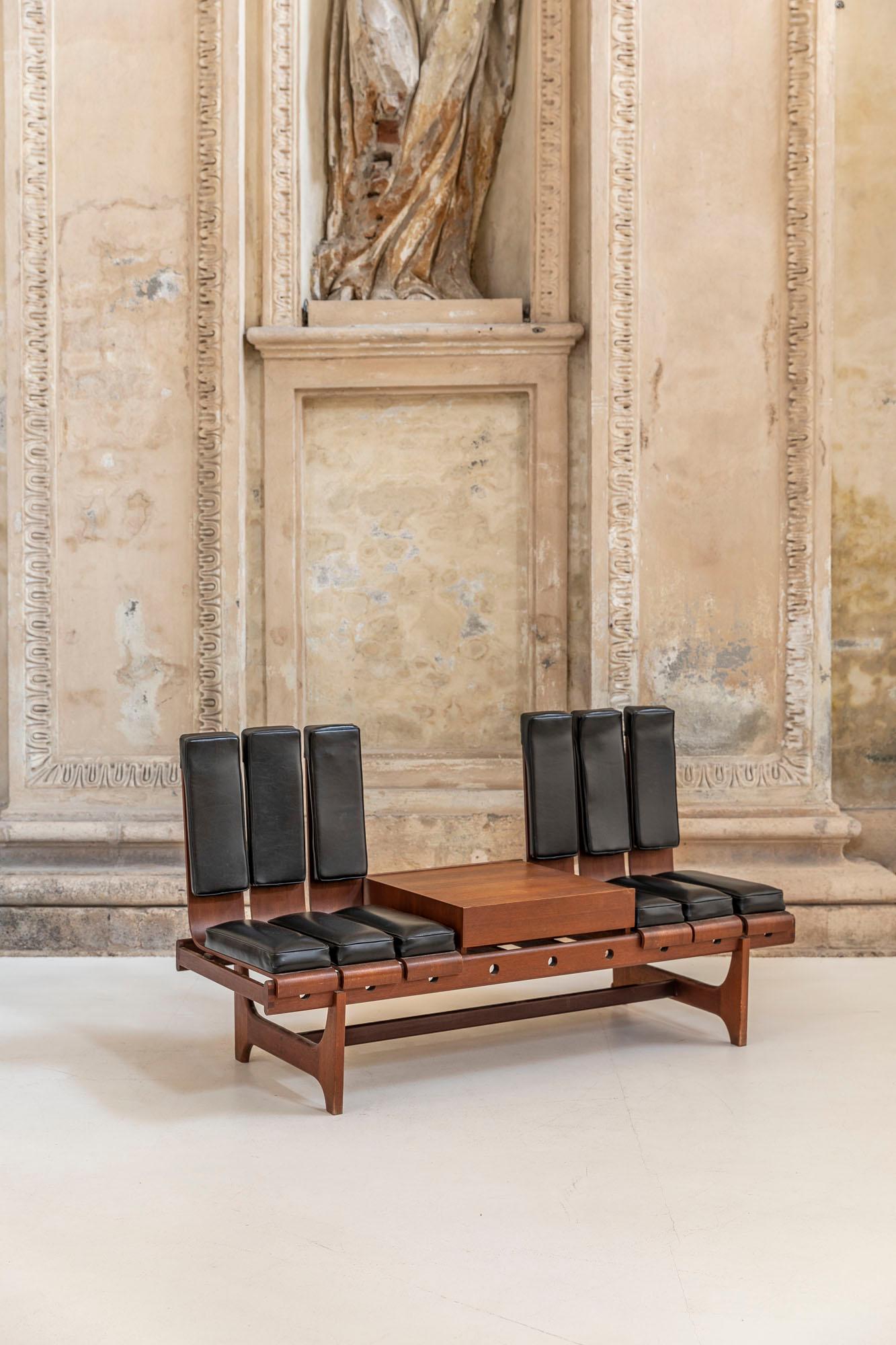 Modular bench by Barovero Torino in teak and black leather, Italy, 1950 ca.
Sectional bench with drawer in the central part. The bench is made in teak with two black leather seat (each one in three parts) and leather straps in the back.

  