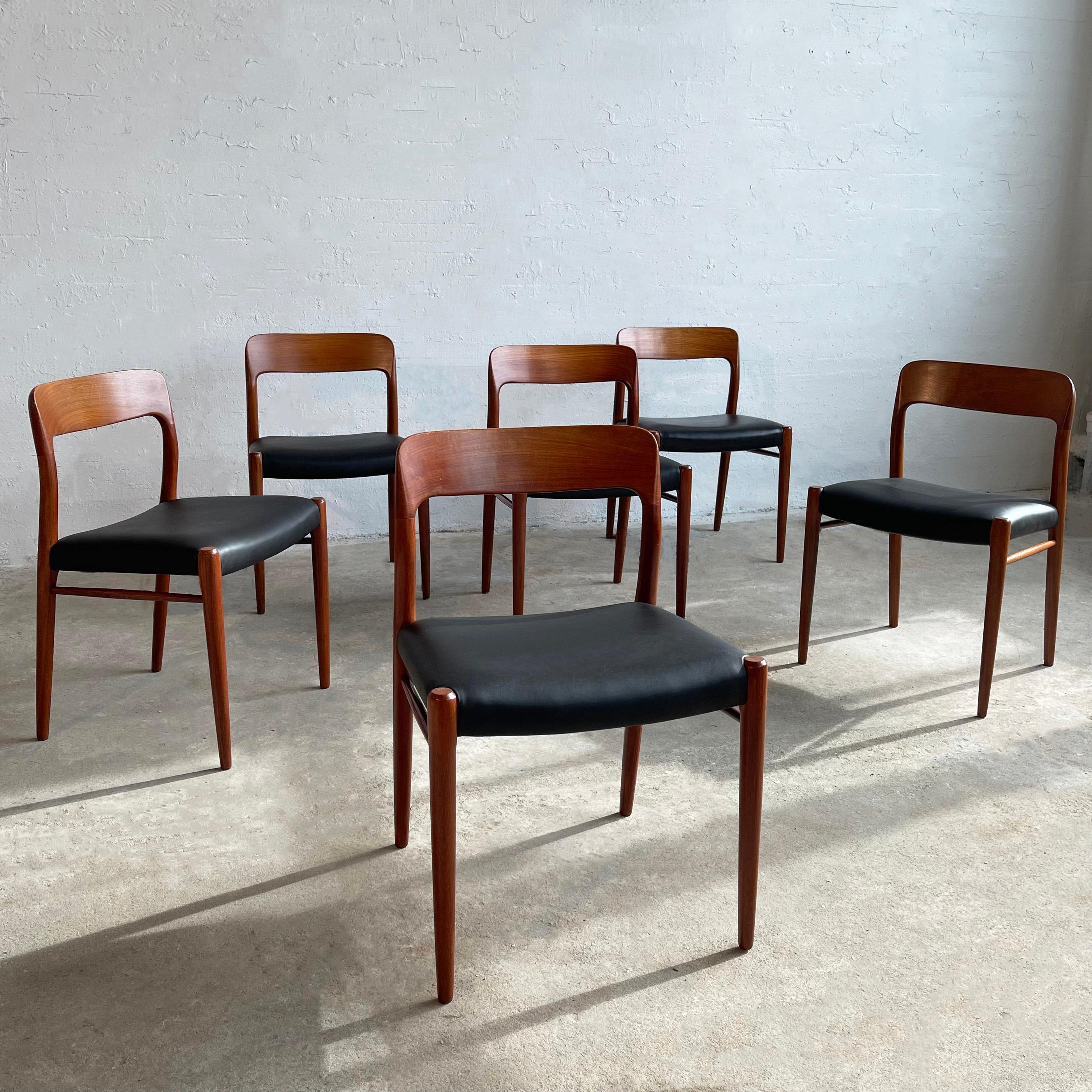 Danois Chaises de salle à manger modèle 75 en teck et cuir par Niels O Møller en vente