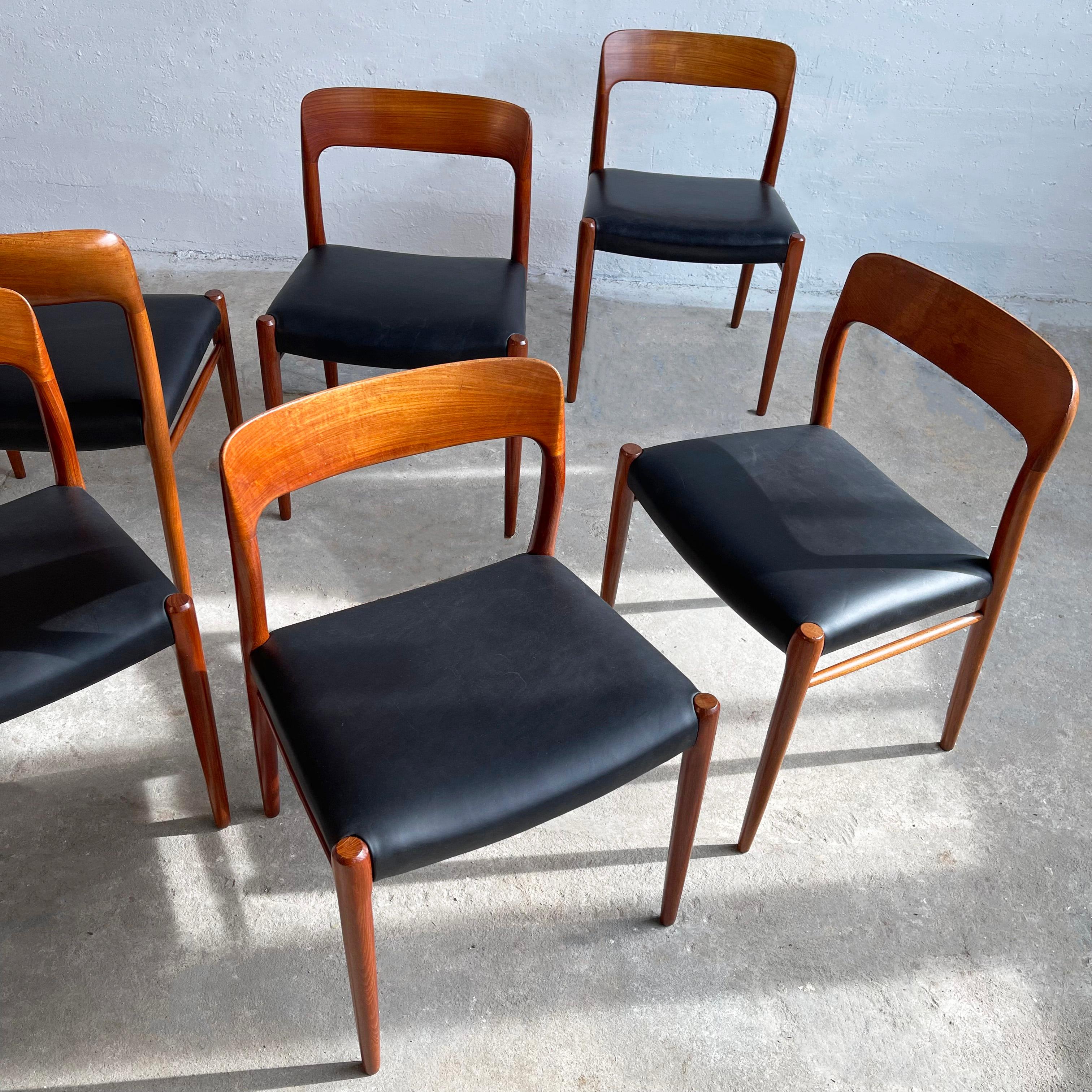 Chaises de salle à manger modèle 75 en teck et cuir par Niels O Møller en vente 1