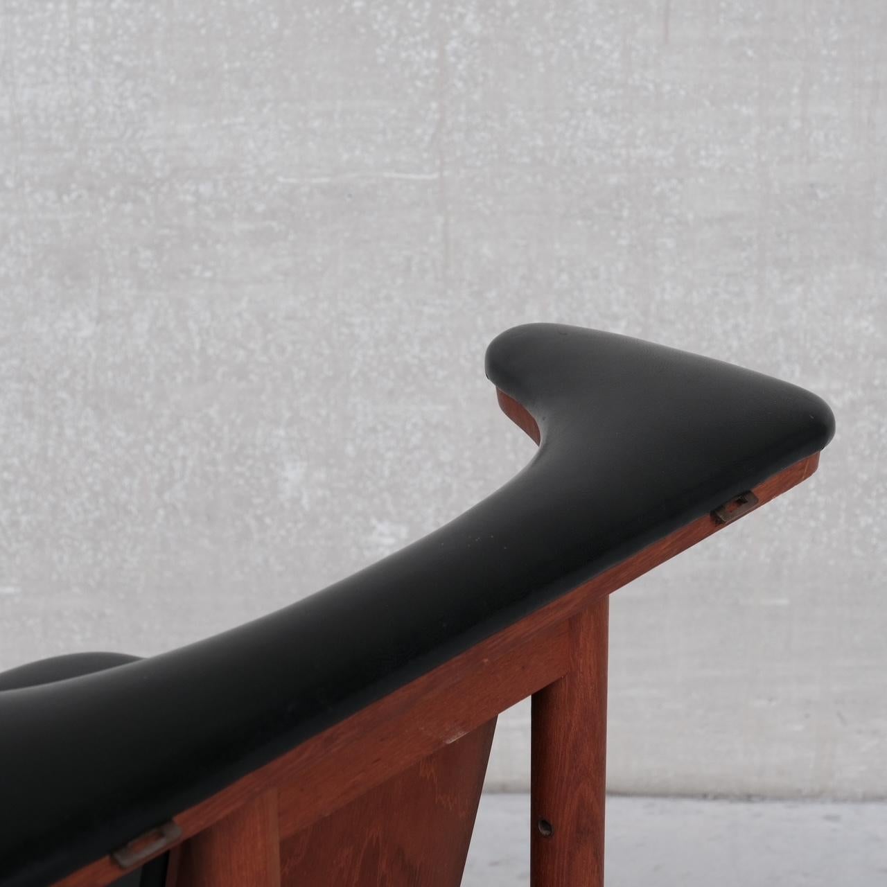 Bois Chaise de bureau scandinave mi-siècle en teck et similicuir en vente