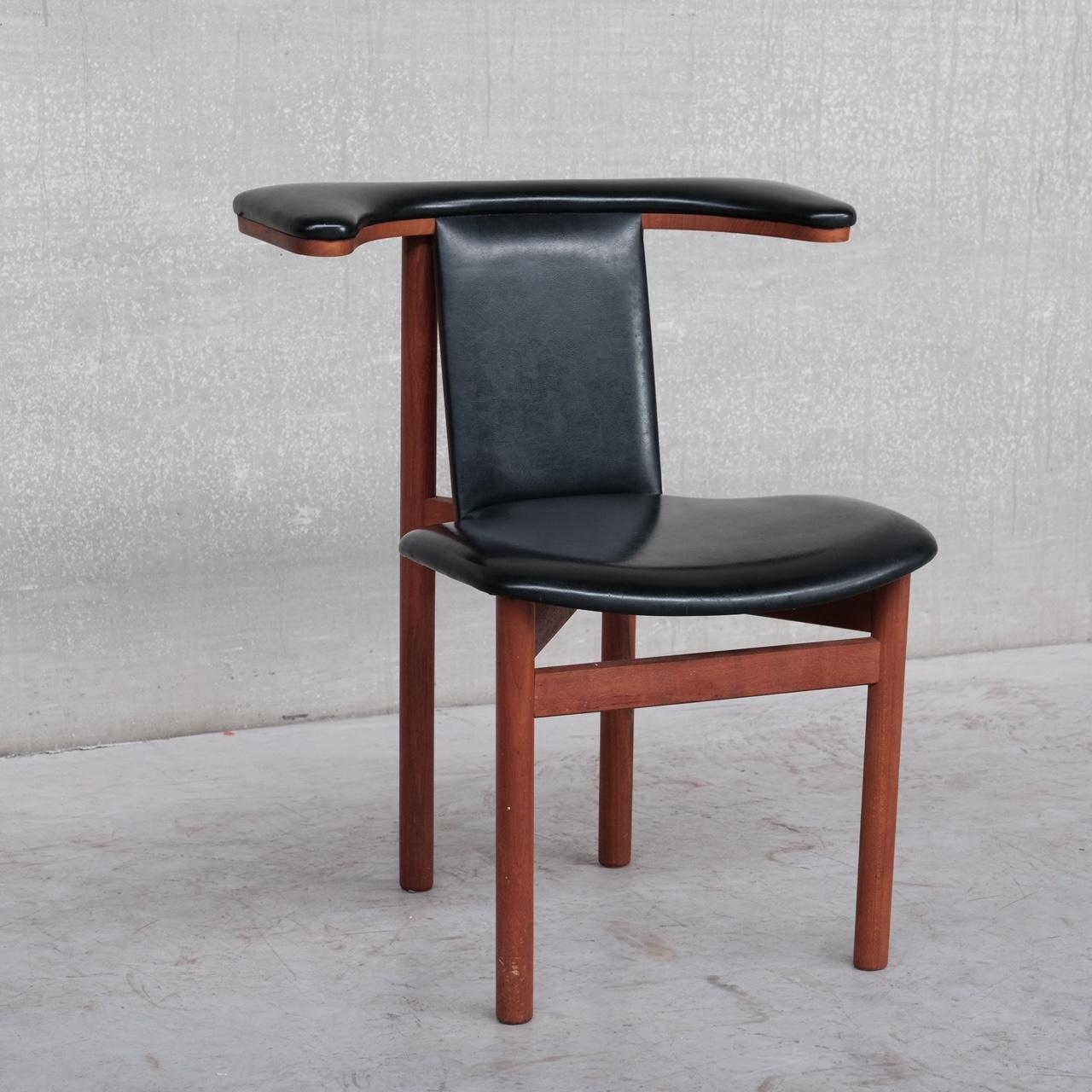 Chaise de bureau scandinave mi-siècle en teck et similicuir en vente 3