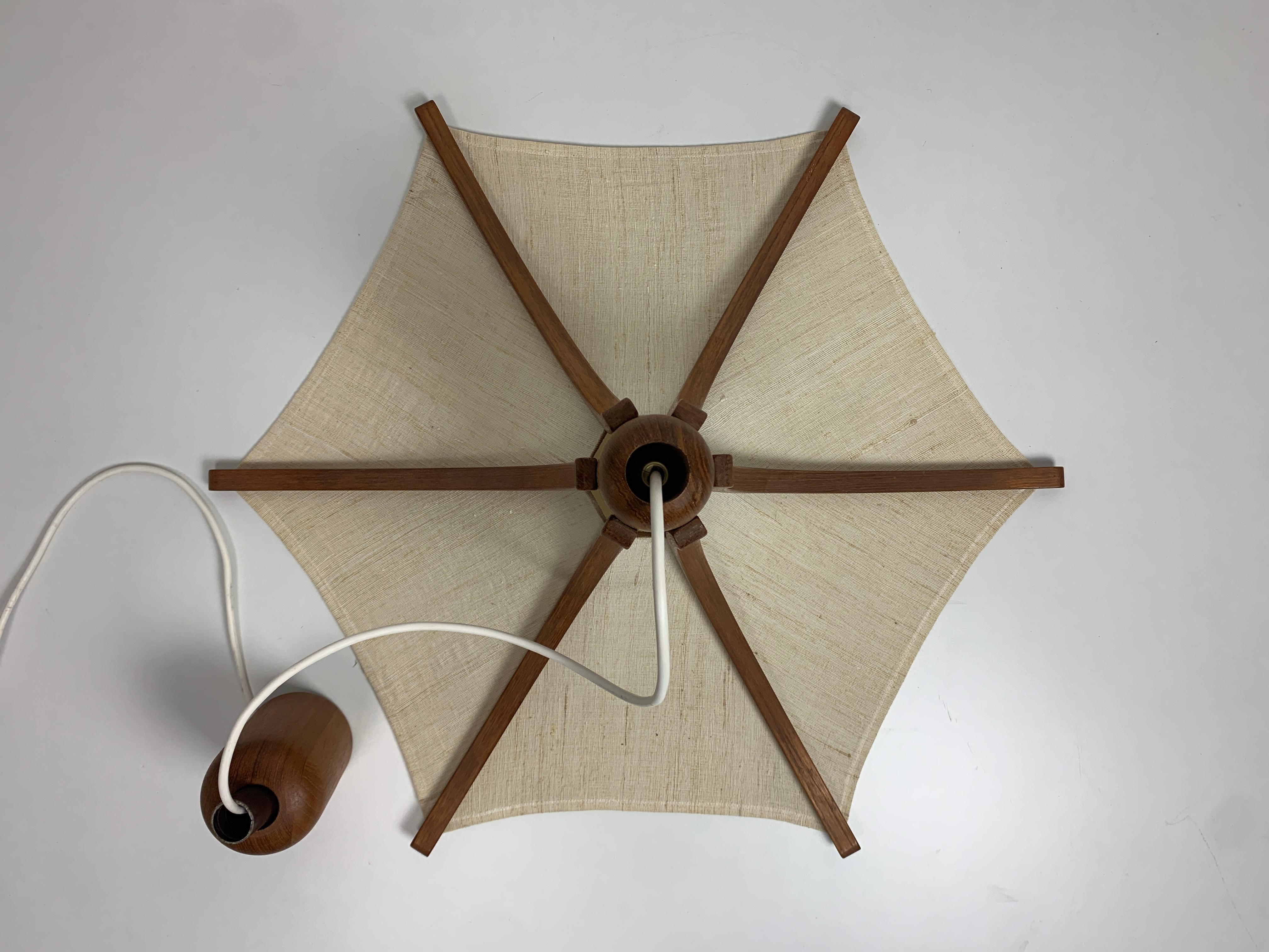 Lampada a sospensione a ombrello in teak e lino di Domus, anni '70 in vendita 3