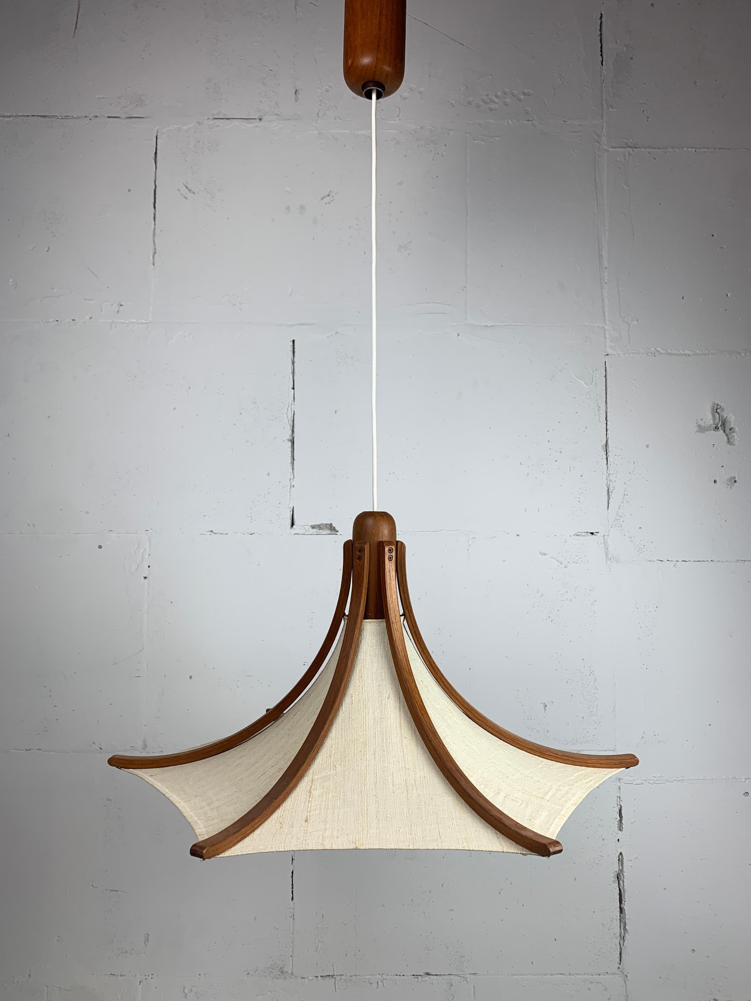 Pendente a ombrello in teak e lino di Domus, anni '70. Questa lampada è in ottime condizioni considerando la sua età. Il paralume in lino è rimovibile se si desidera lavarlo. Questa è la versione grande (63 cm di larghezza). La lampada è dotata di