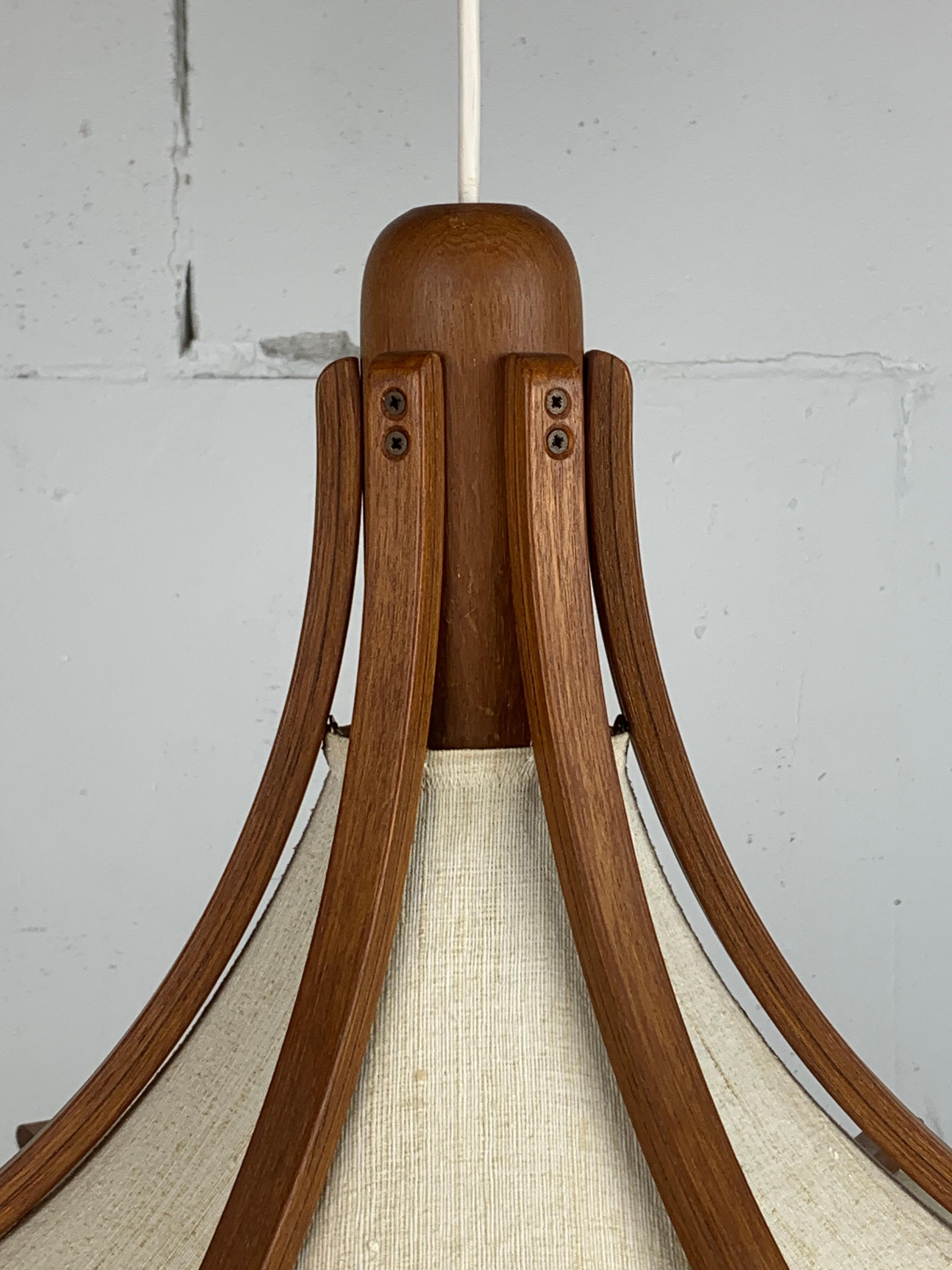 Lampada a sospensione a ombrello in teak e lino di Domus, anni '70 In condizioni buone in vendita a Zaandam, NL