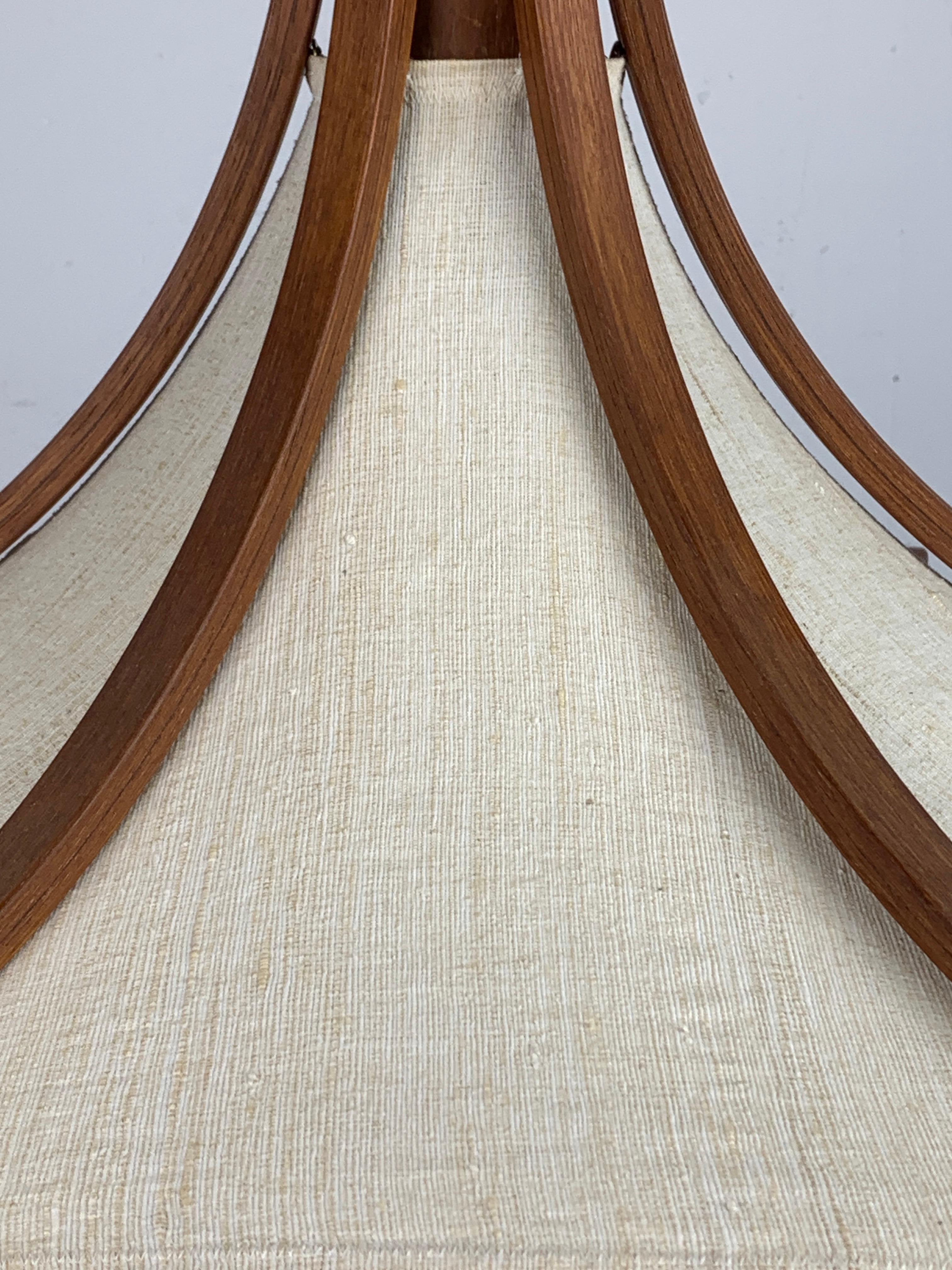 Fine XX secolo Lampada a sospensione a ombrello in teak e lino di Domus, anni '70 in vendita