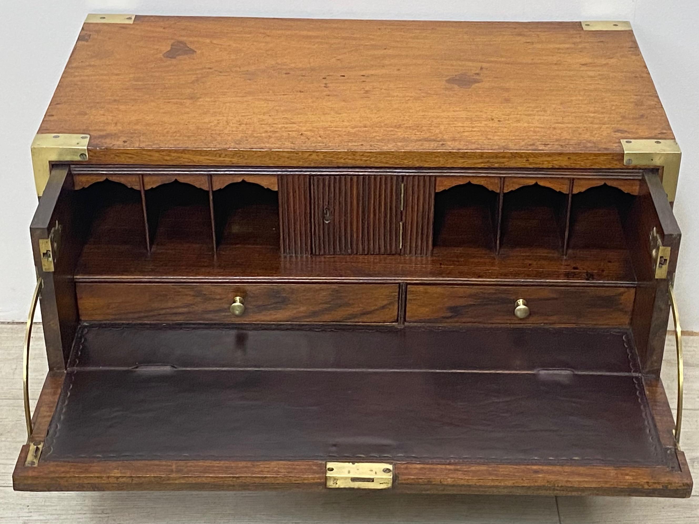 XIXe siècle Table basse de campagne en teck et acajou, bureau  crire, XIXe sicle en vente