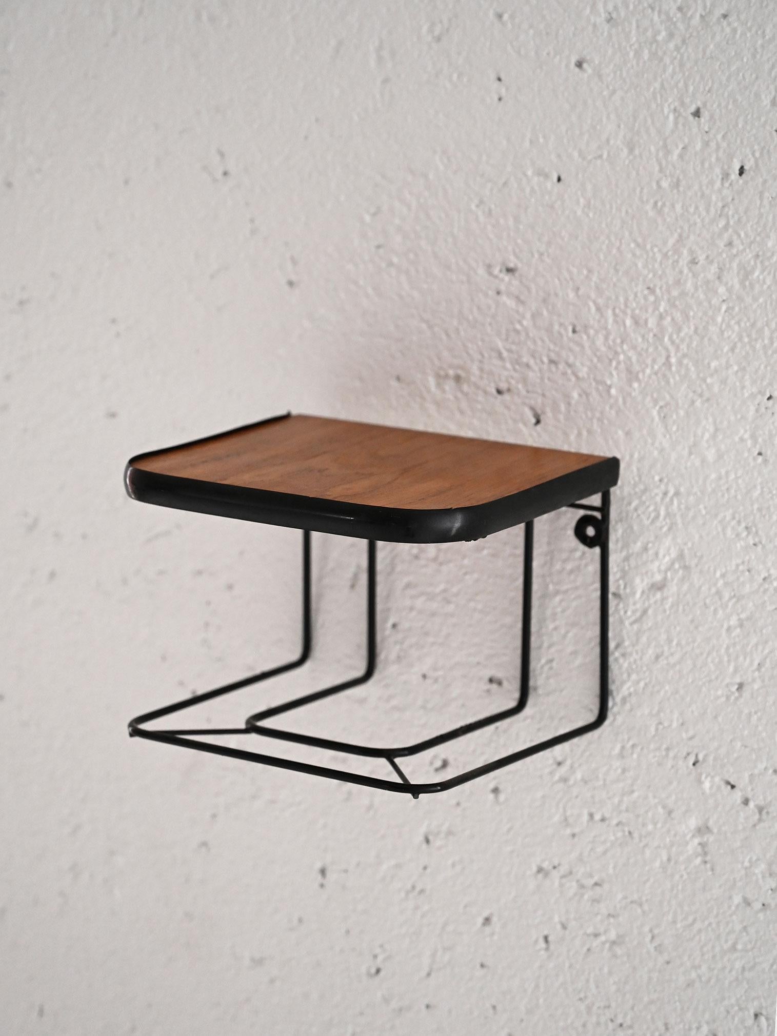 Scandinave moderne Table de nuit suspendue en teck et métal en vente