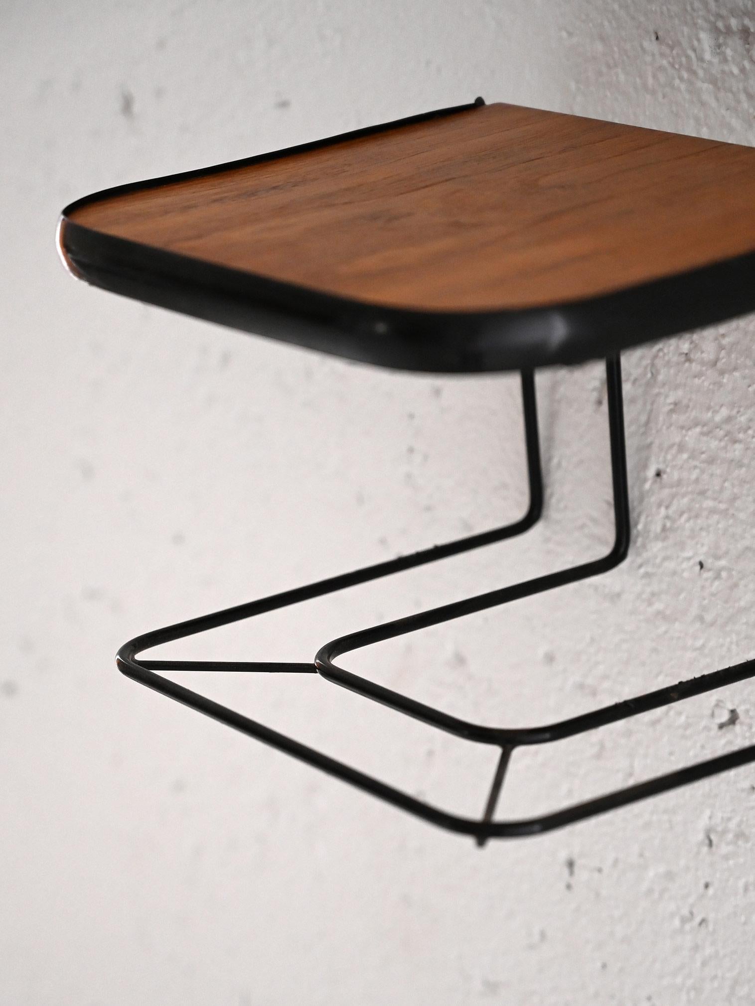 Hängender Nachttisch aus Teakholz und Metall im Zustand „Gut“ im Angebot in Brescia, IT
