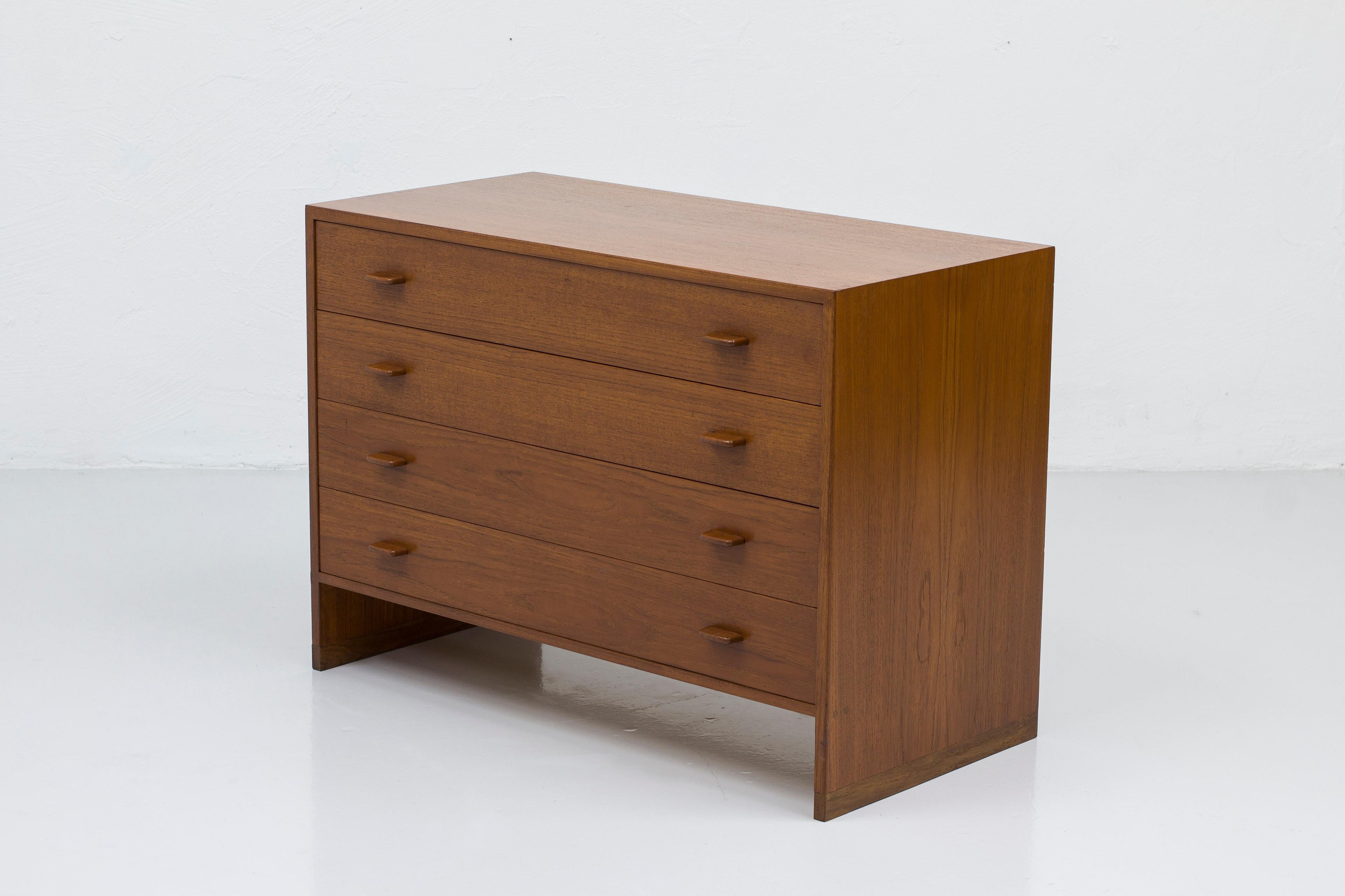Scandinavian Modern Teak and oak chest of drawers RY16 by Hans J. Wegner, Denmark 1960s For Sale