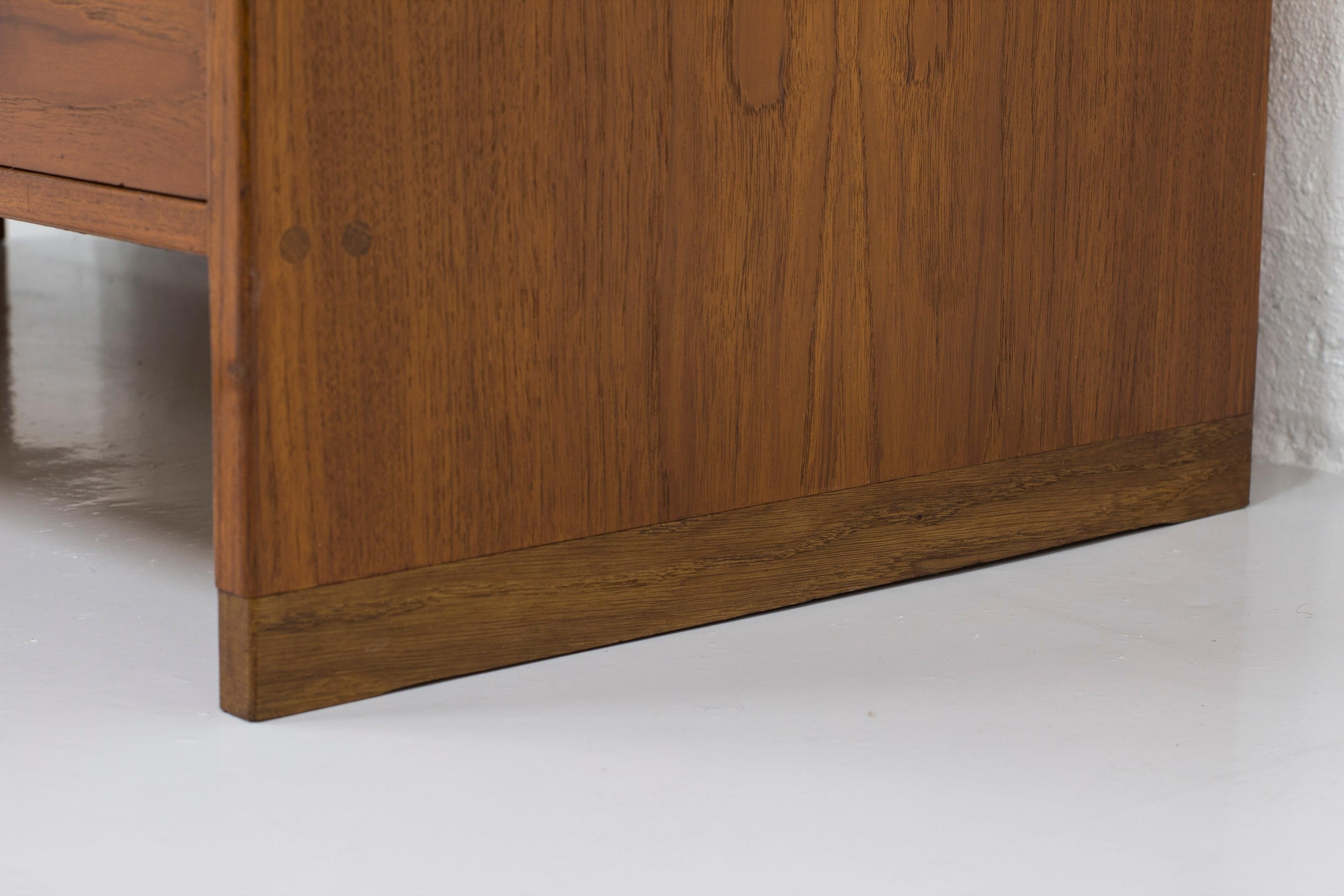 Teak and oak chest of drawers RY16 by Hans J. Wegner, Denmark 1960s In Good Condition For Sale In Hägersten, SE