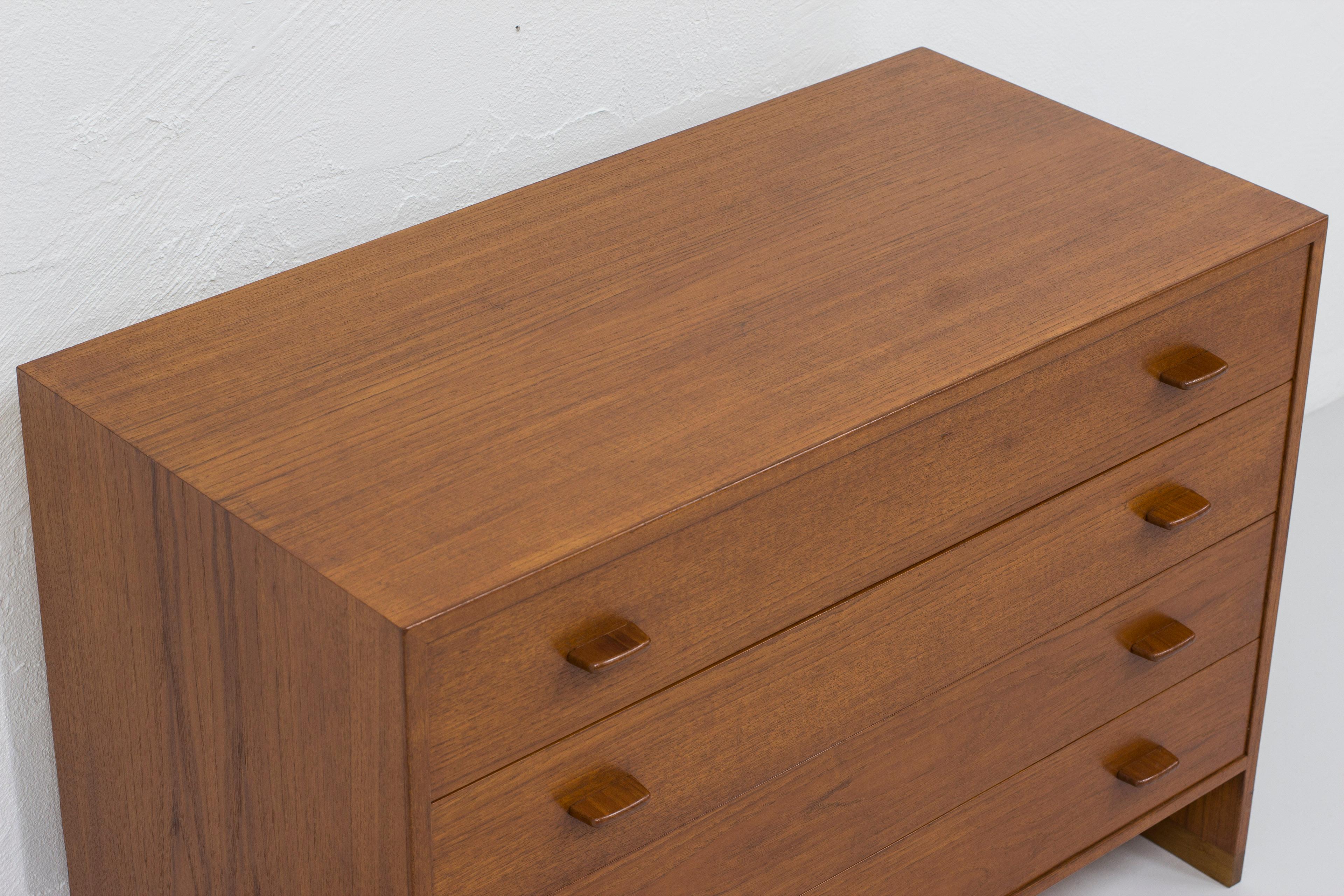 Teak and oak chest of drawers RY16 by Hans J. Wegner, Denmark 1960s For Sale 2