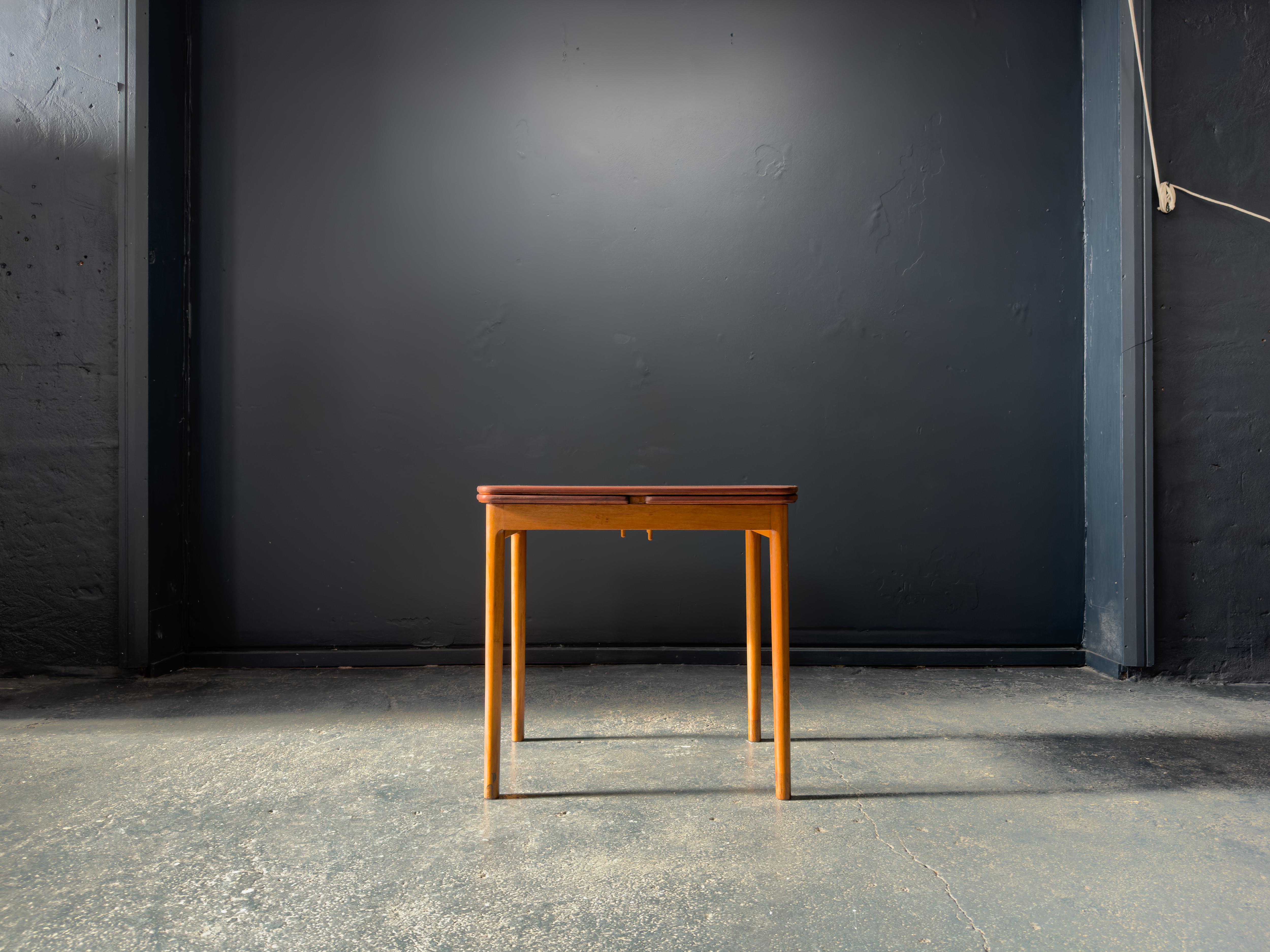 Dieser schön proportionierte, kompakte Ausziehtisch ist ein perfektes Beispiel für funktionales Design aus der Mitte des Jahrhunderts, das Vielseitigkeit bietet, ohne auf Stil zu verzichten. Der Tisch ist aus reich gemasertem Teakholz und Eiche