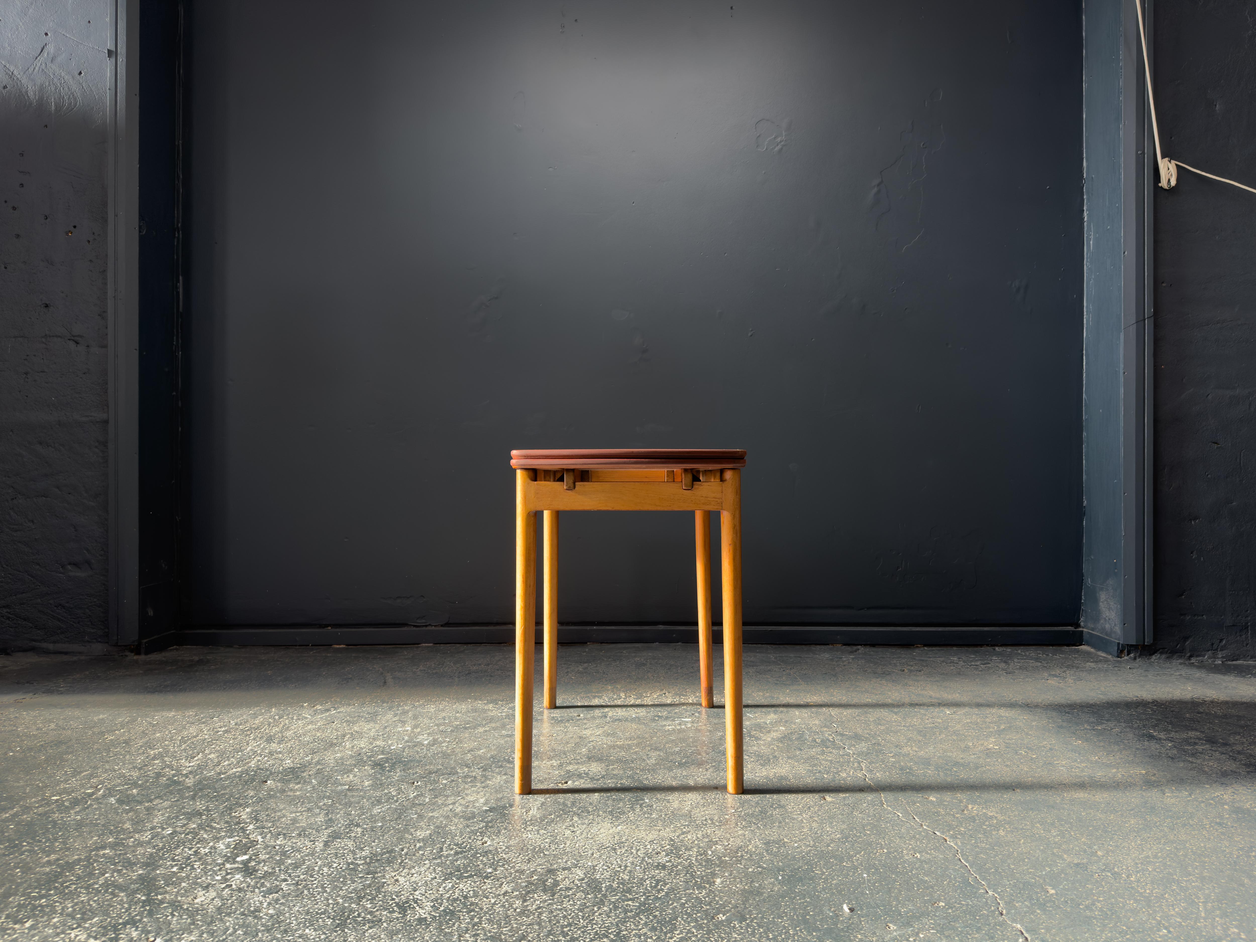 Ausziehbarer Konsolentisch aus Teak und Eiche (Moderne der Mitte des Jahrhunderts) im Angebot
