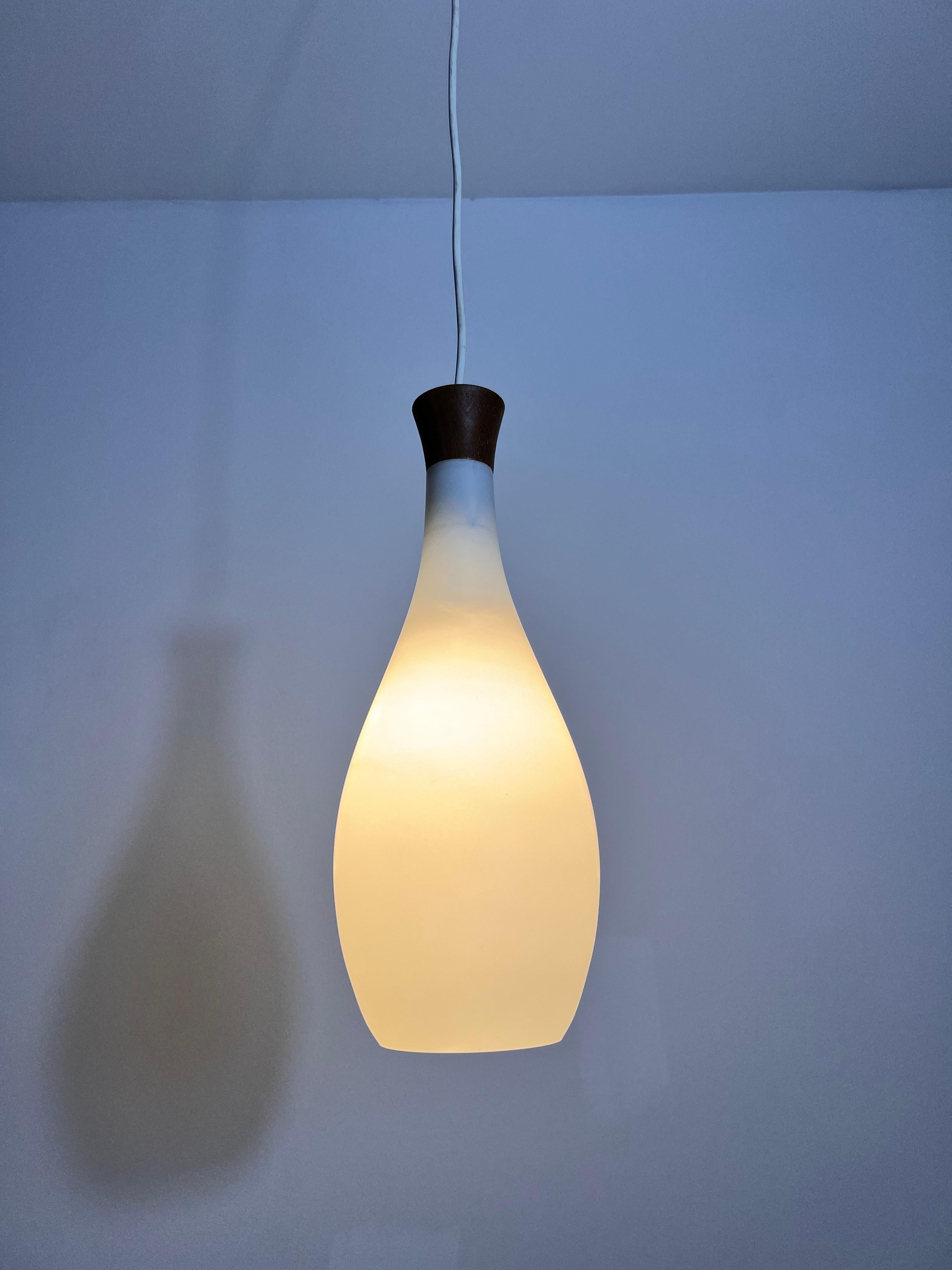 Lampada a sospensione in teak e vetro opalino di Uno & Östen Kristiansson per Luxus Sweden in vendita 3