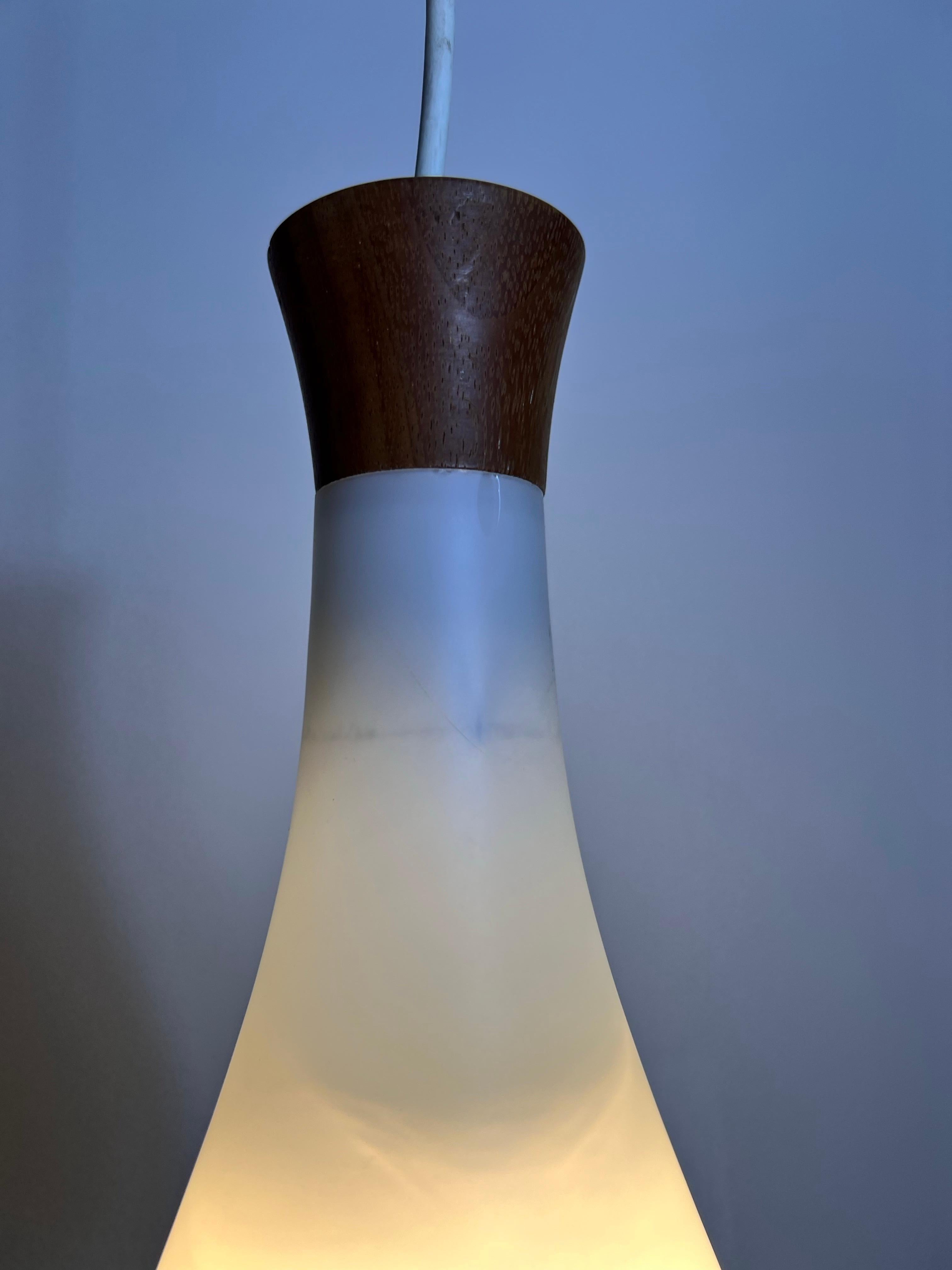 Lampada a sospensione in teak e vetro opalino di Uno & Östen Kristiansson per Luxus Sweden in vendita 4