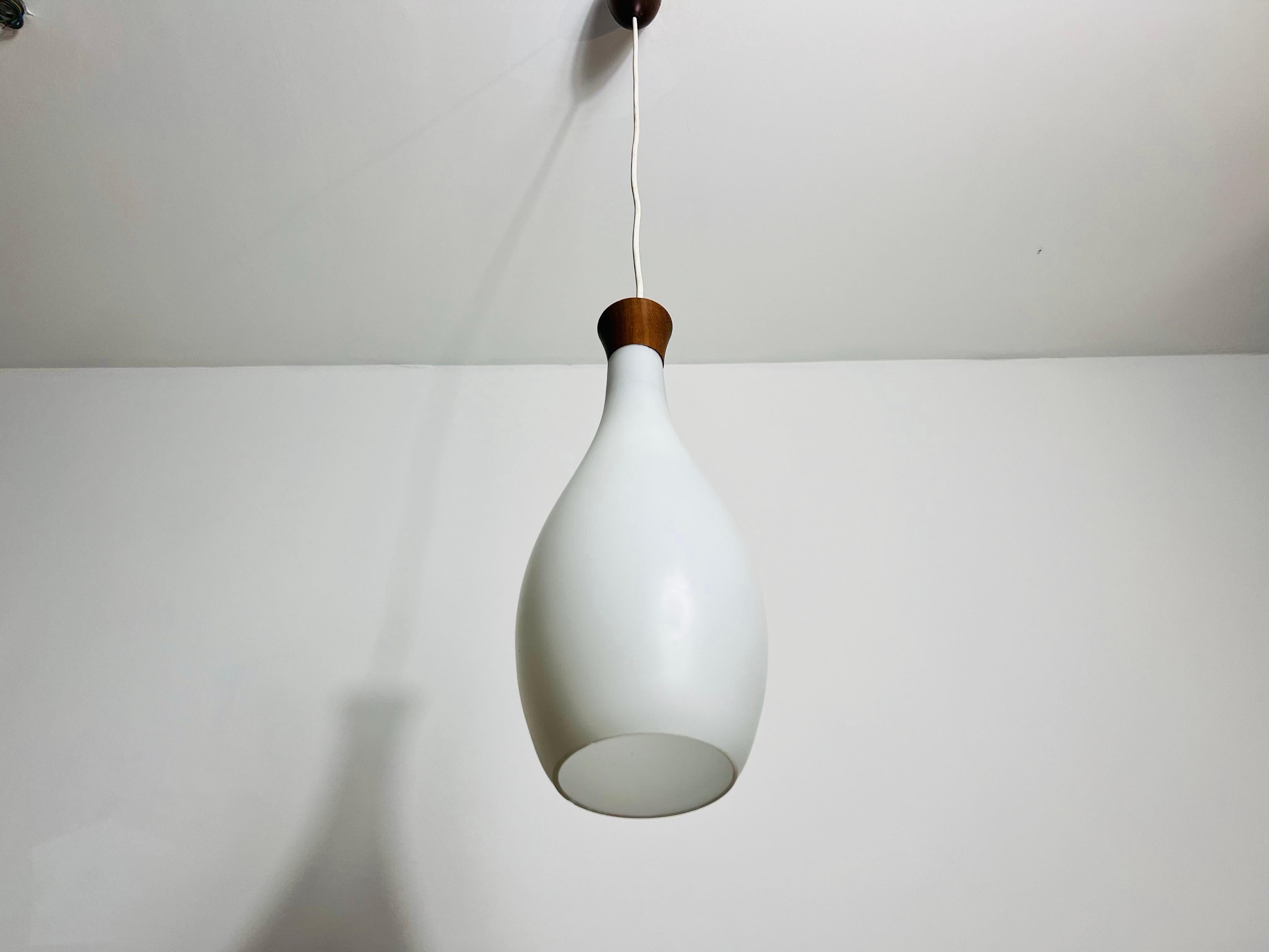 Mid-Century moderno Lampada a sospensione in teak e vetro opalino di Uno & Östen Kristiansson per Luxus Sweden in vendita
