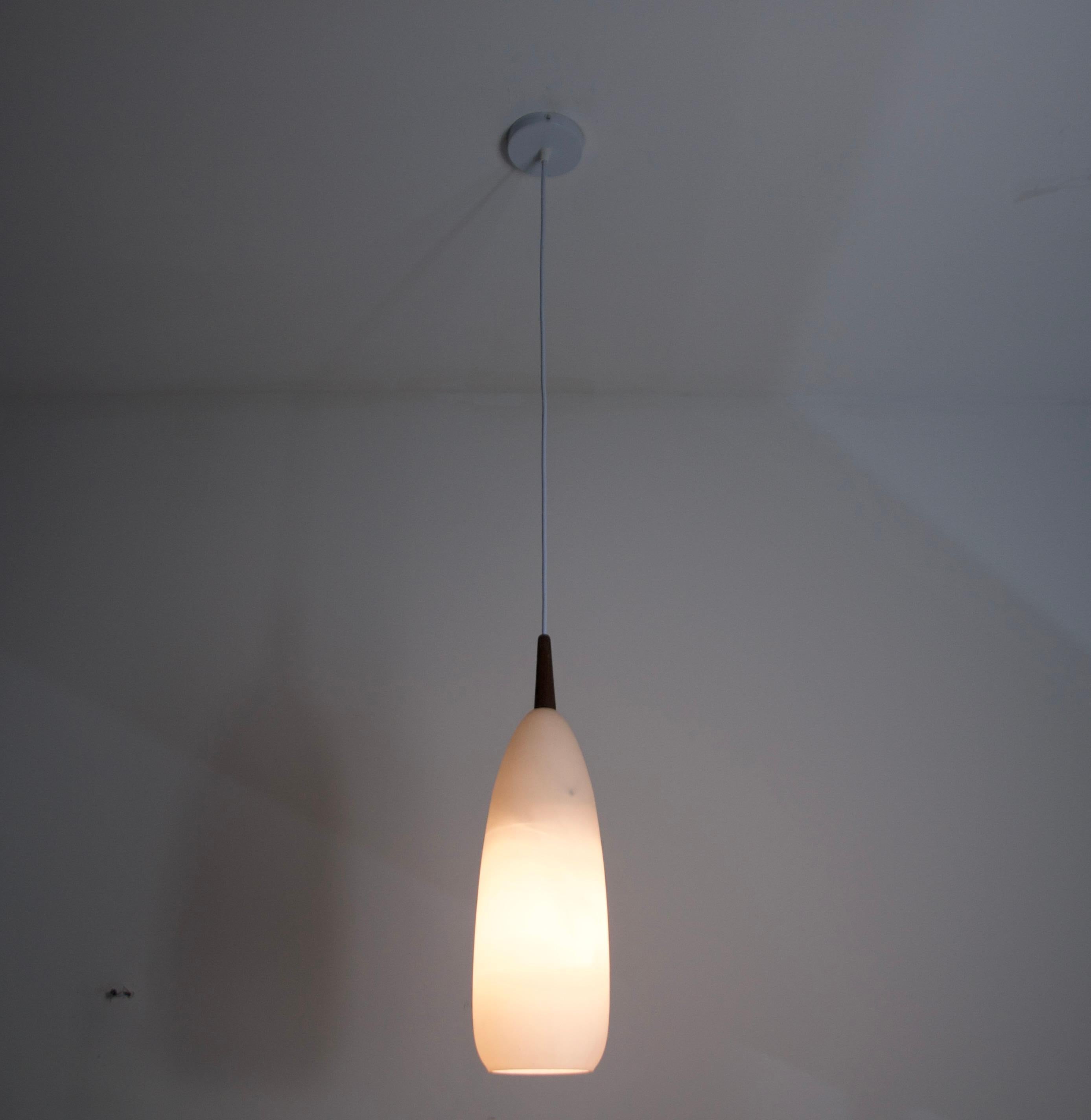 Mid-Century moderno Lampada a sospensione in teak e vetro opalino di Uno & Östen Kristiansson per Luxus Sweden in vendita