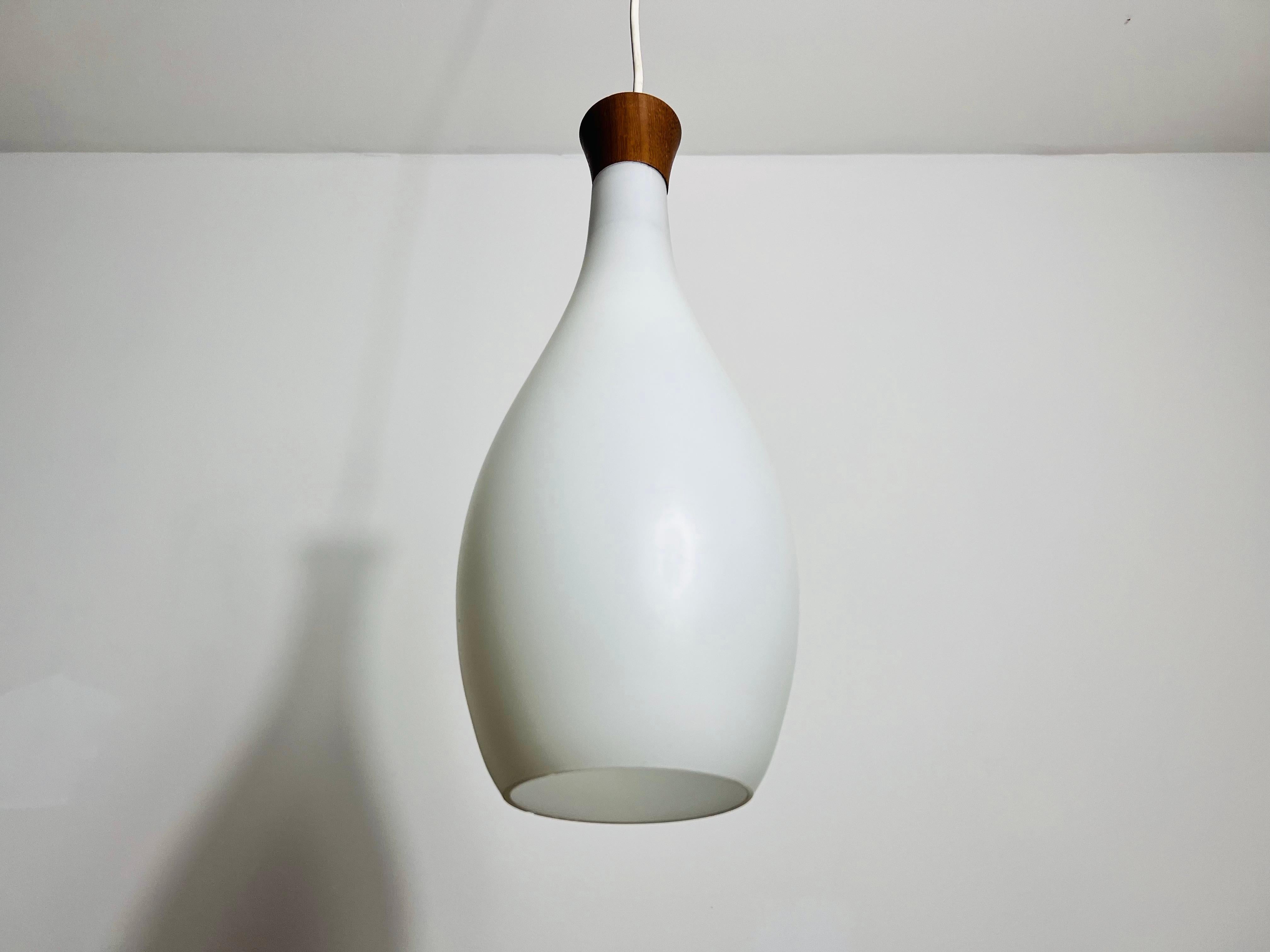 Svedese Lampada a sospensione in teak e vetro opalino di Uno & Östen Kristiansson per Luxus Sweden in vendita