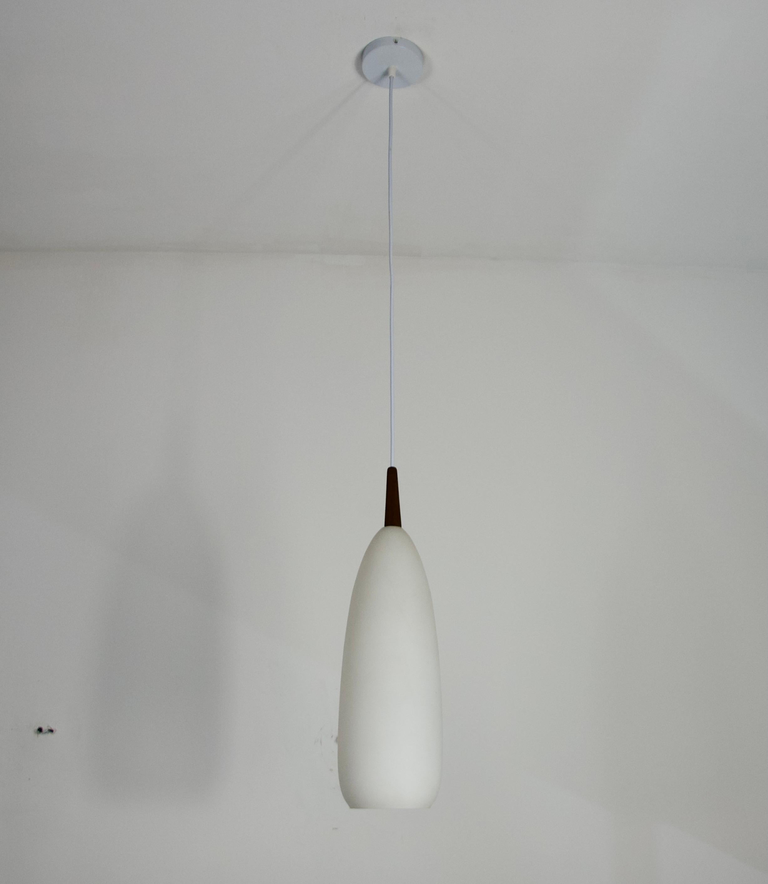 Svedese Lampada a sospensione in teak e vetro opalino di Uno & Östen Kristiansson per Luxus Sweden in vendita
