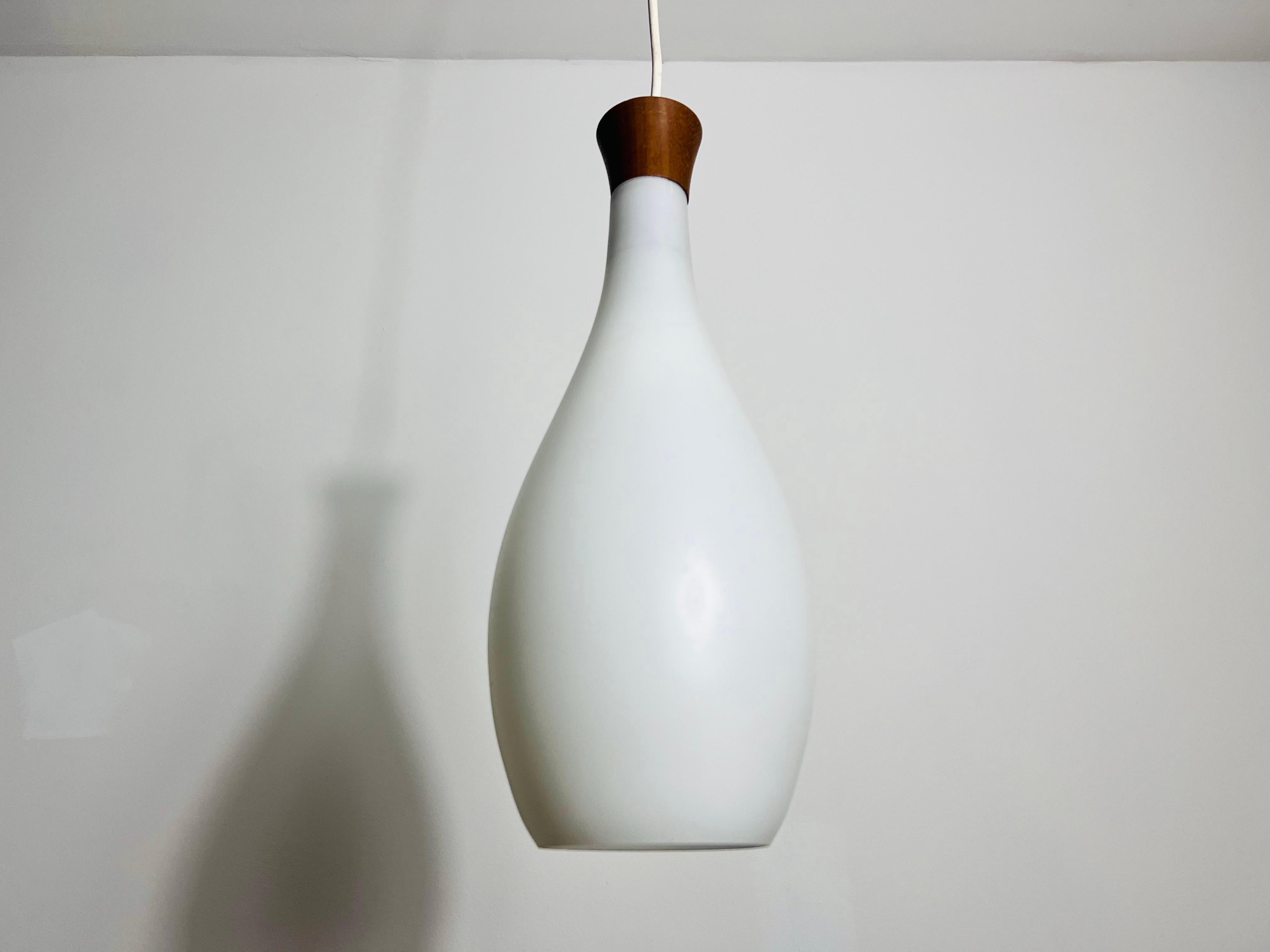 Lampada a sospensione in teak e vetro opalino di Uno & Östen Kristiansson per Luxus Sweden In condizioni buone in vendita a Hagenbach, DE