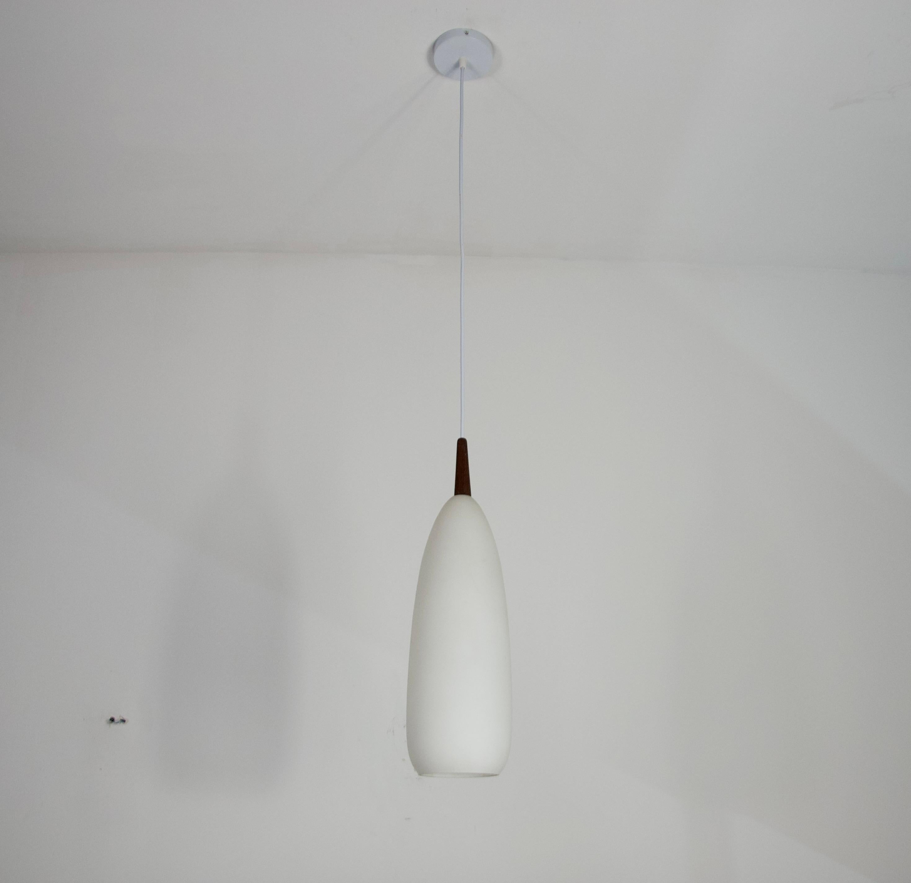 Lampada a sospensione in teak e vetro opalino di Uno & Östen Kristiansson per Luxus Sweden In condizioni buone in vendita a Hagenbach, DE