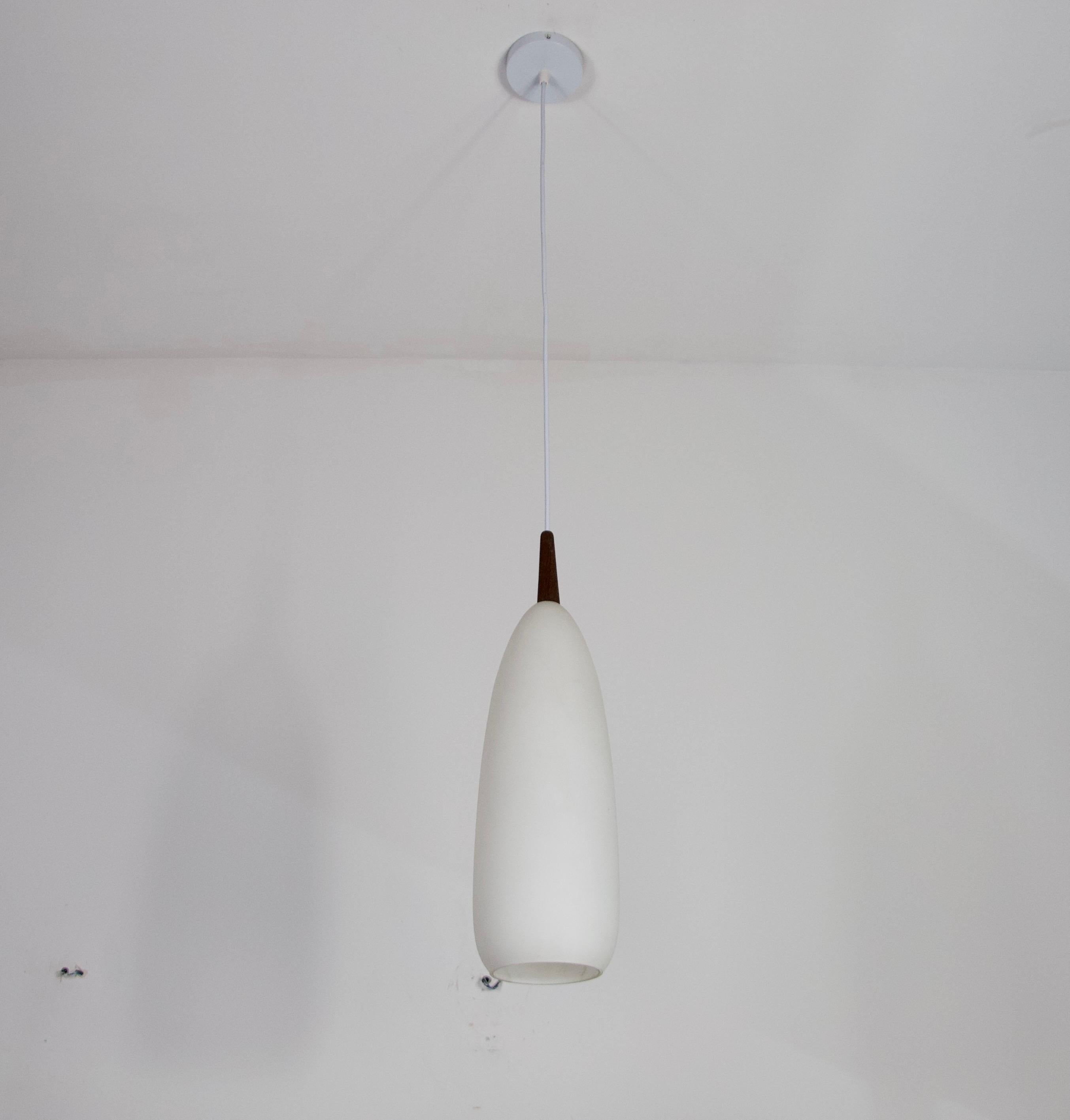 Metà XX secolo Lampada a sospensione in teak e vetro opalino di Uno & Östen Kristiansson per Luxus Sweden in vendita