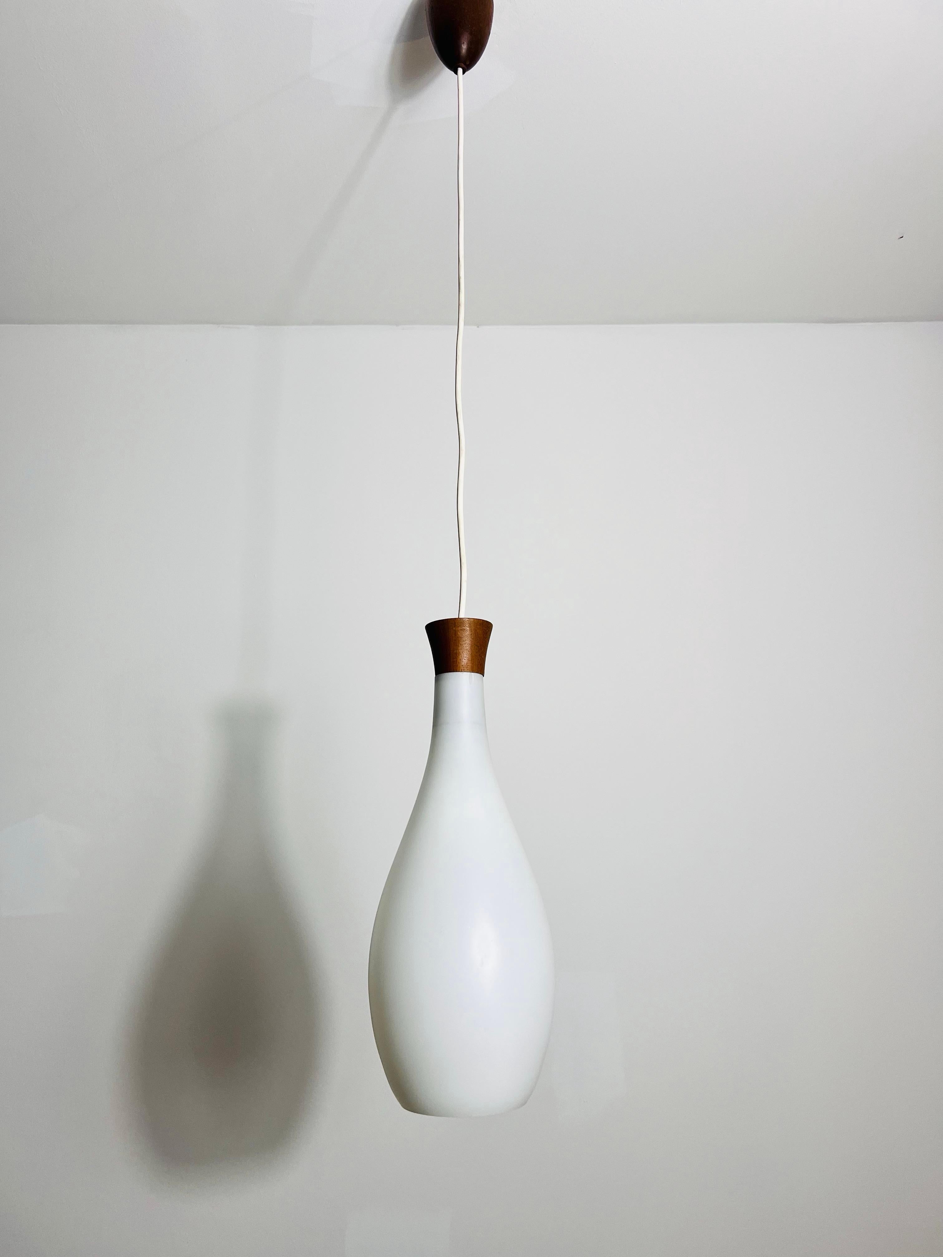 Vetro opalino Lampada a sospensione in teak e vetro opalino di Uno & Östen Kristiansson per Luxus Sweden in vendita