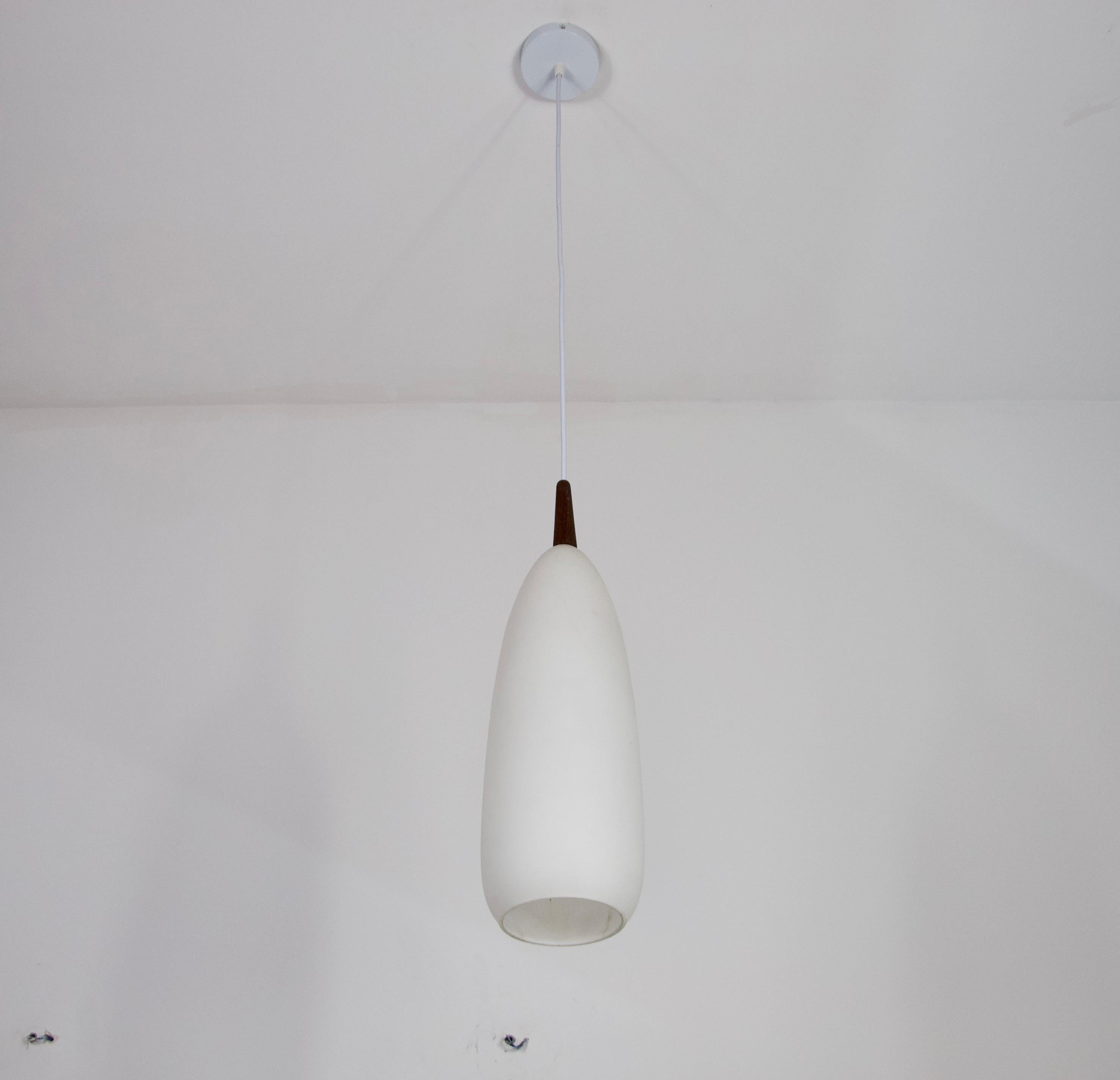 Vetro opalino Lampada a sospensione in teak e vetro opalino di Uno & Östen Kristiansson per Luxus Sweden in vendita