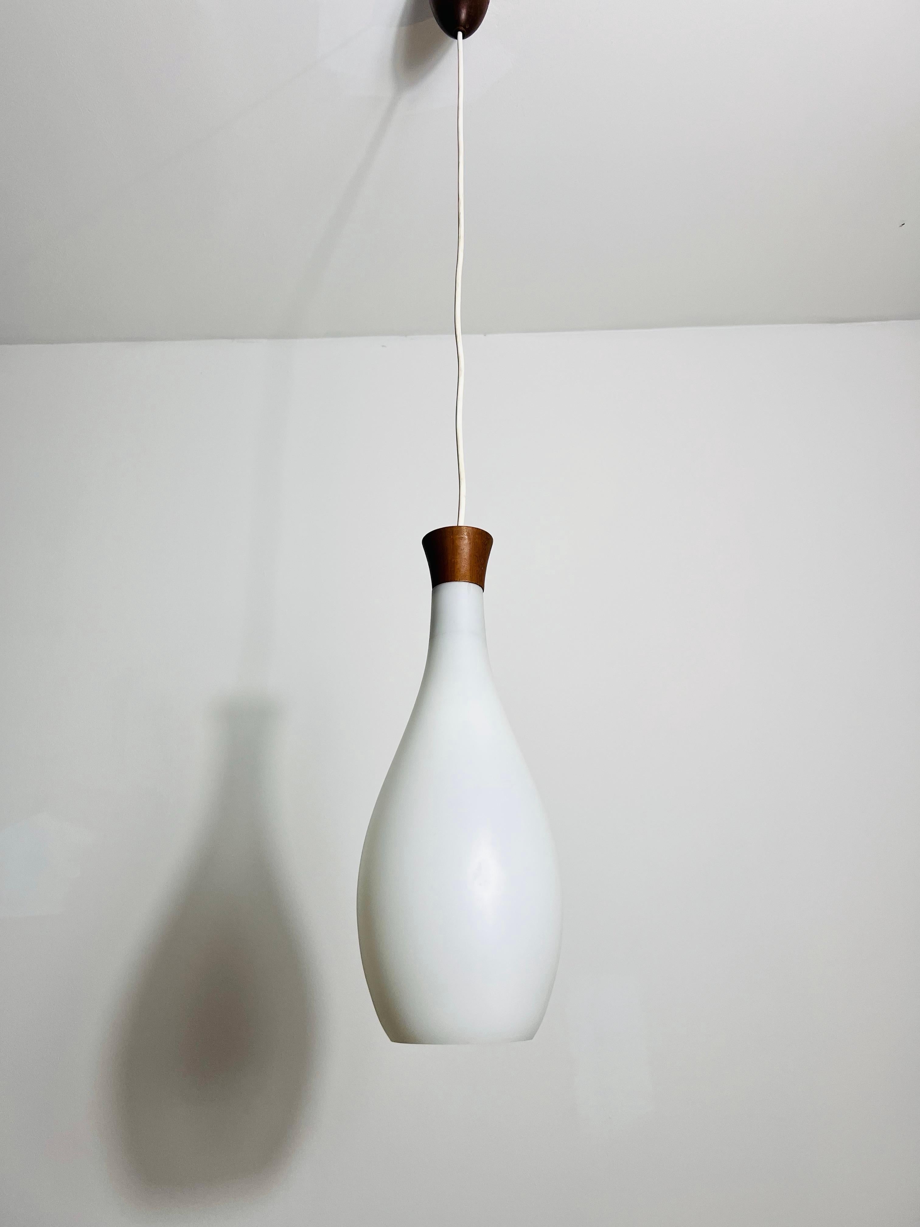 Lampada a sospensione in teak e vetro opalino di Uno & Östen Kristiansson per Luxus Sweden in vendita 1