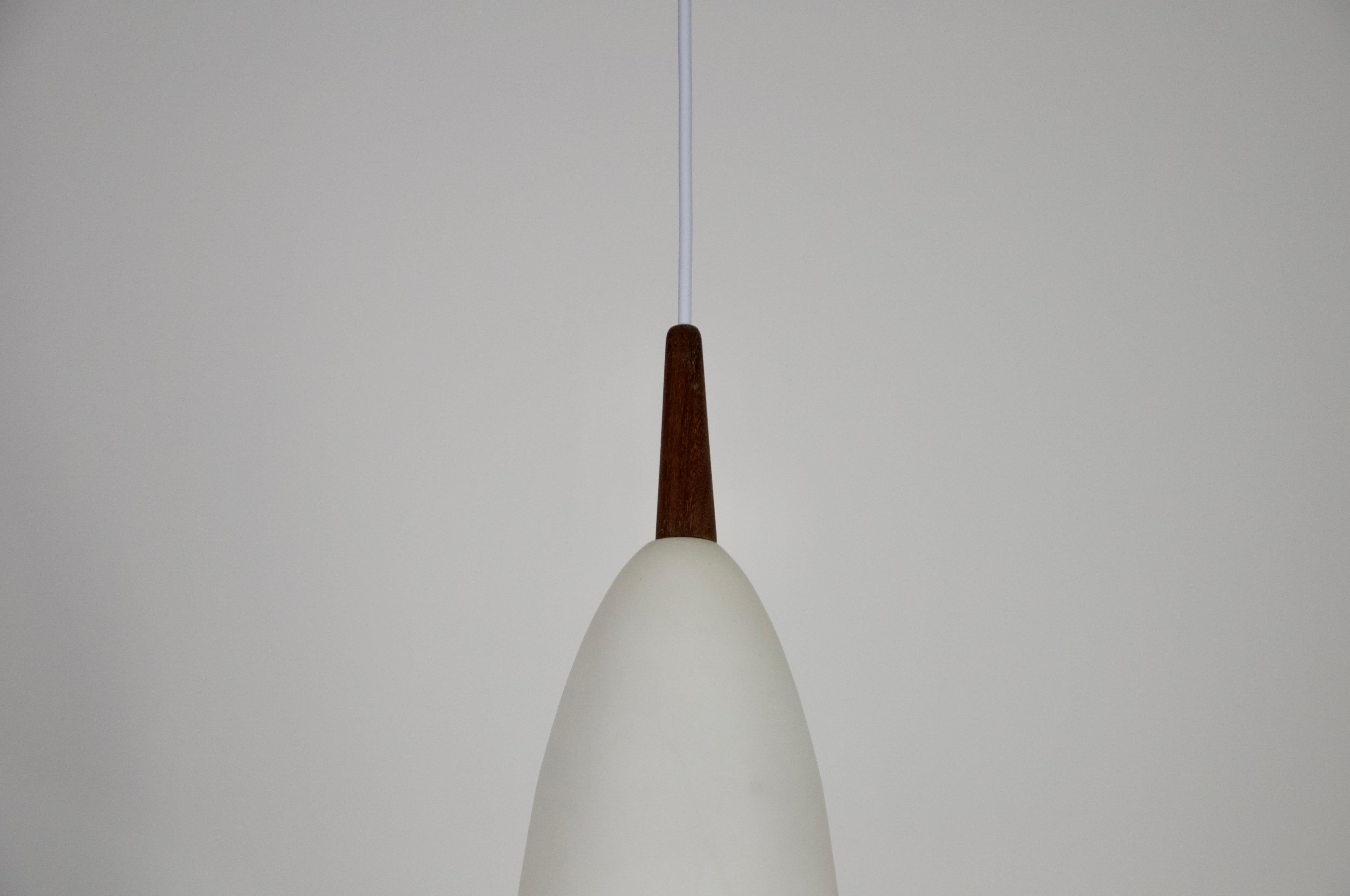 Lampada a sospensione in teak e vetro opalino di Uno & Östen Kristiansson per Luxus Sweden in vendita 1