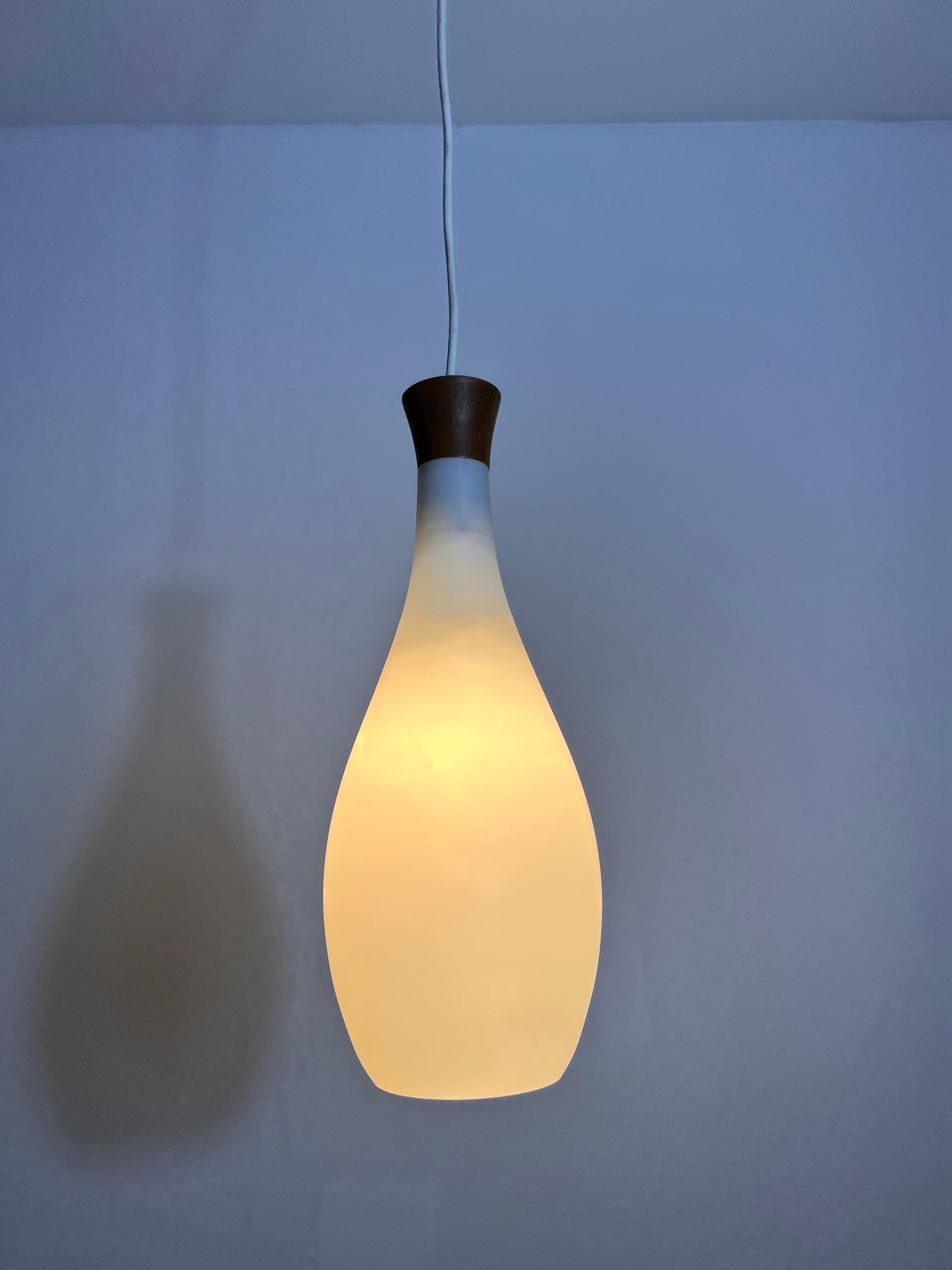 Lampada a sospensione in teak e vetro opalino di Uno & Östen Kristiansson per Luxus Sweden in vendita 2