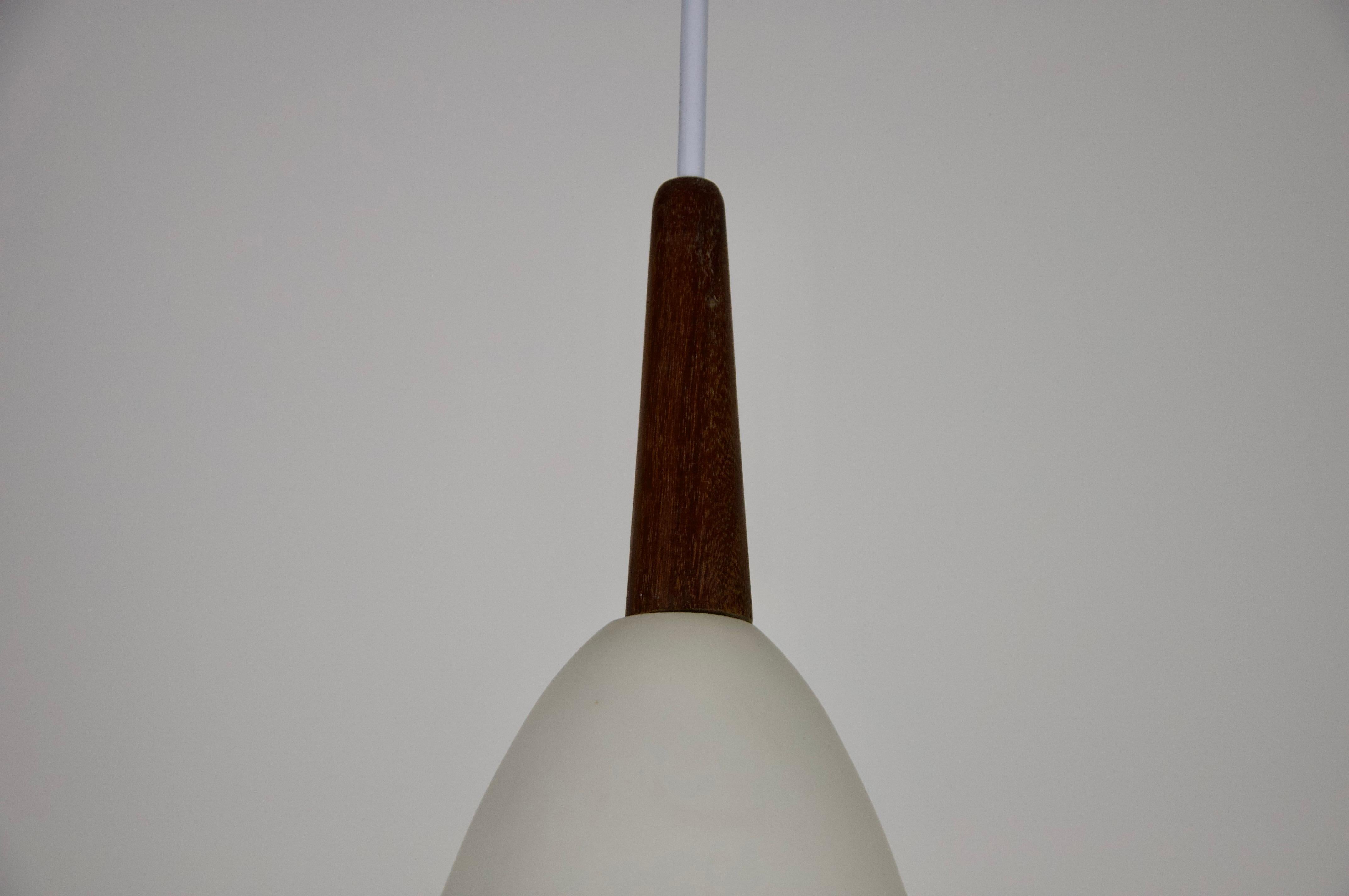 Lampada a sospensione in teak e vetro opalino di Uno & Östen Kristiansson per Luxus Sweden in vendita 2