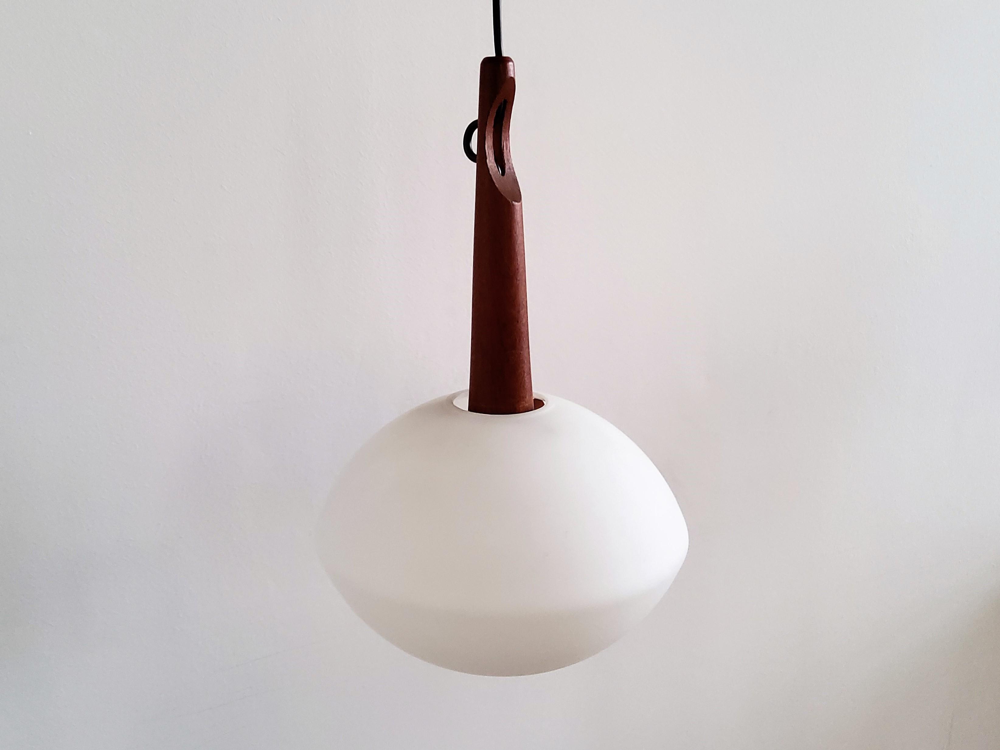 Mid-Century Modern Lampe à suspension en teck et verre opalin d'Uno et sten Kristiansson pour Luxus en vente