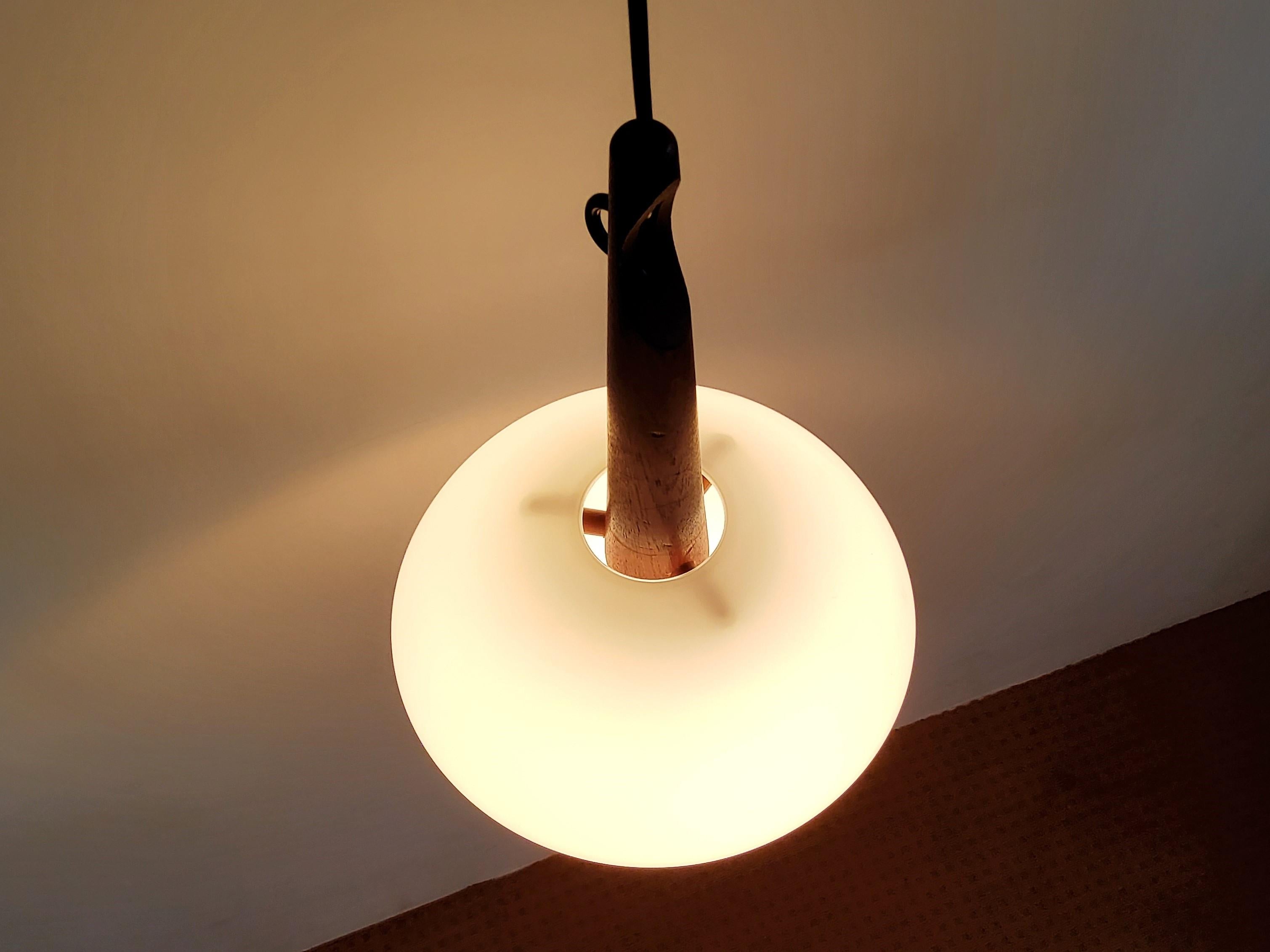 Milieu du XXe siècle Lampe à suspension en teck et verre opalin d'Uno et sten Kristiansson pour Luxus en vente