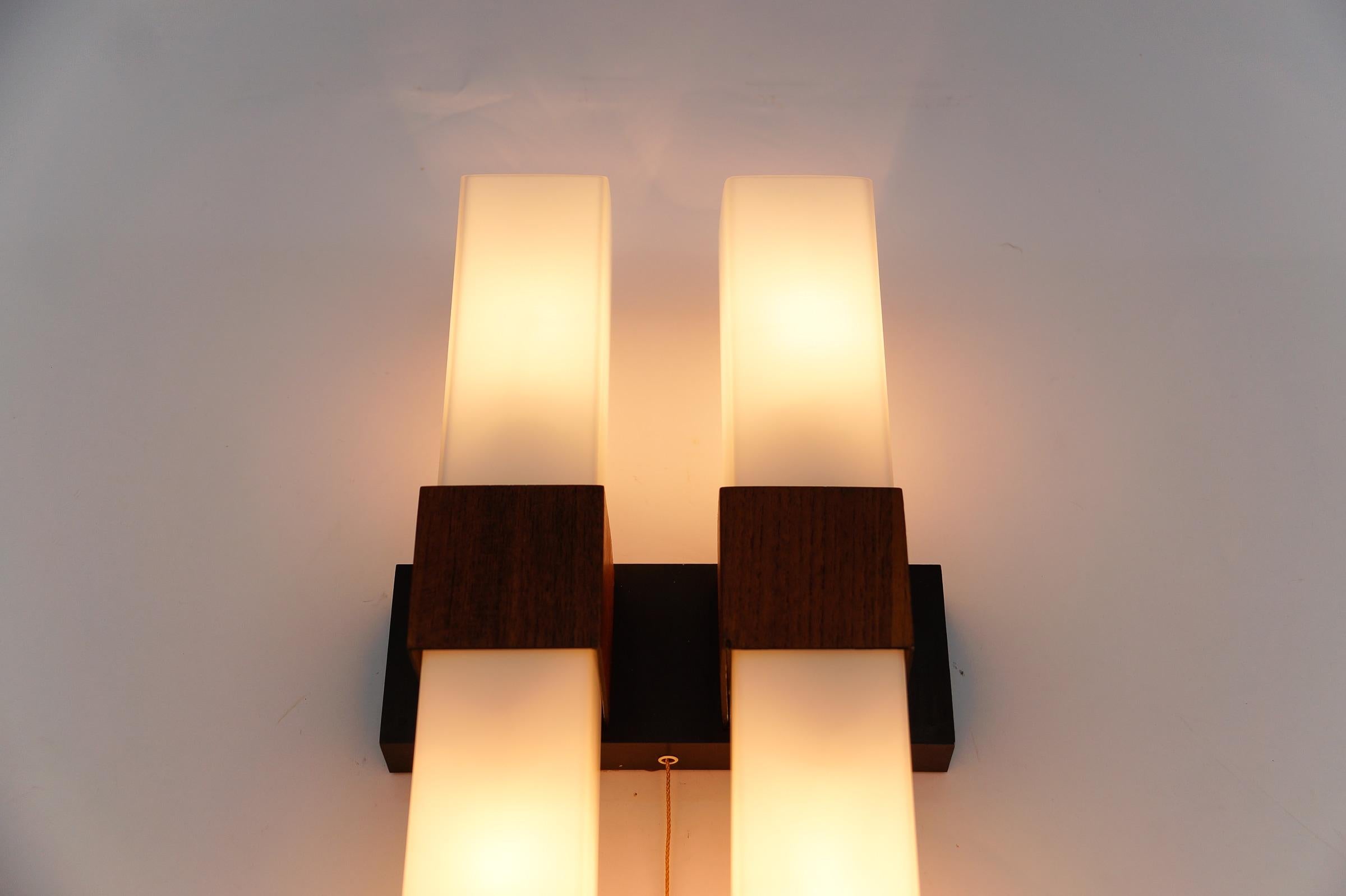 Lampada da parete in teak e vetro opalino di Kaiser Leuchten, anni '60 in vendita 7