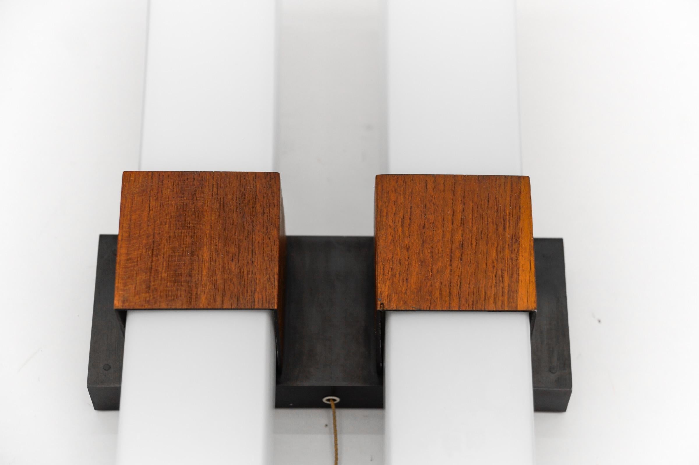 Lampada da parete in teak e vetro opalino di Kaiser Leuchten, anni '60 in vendita 8