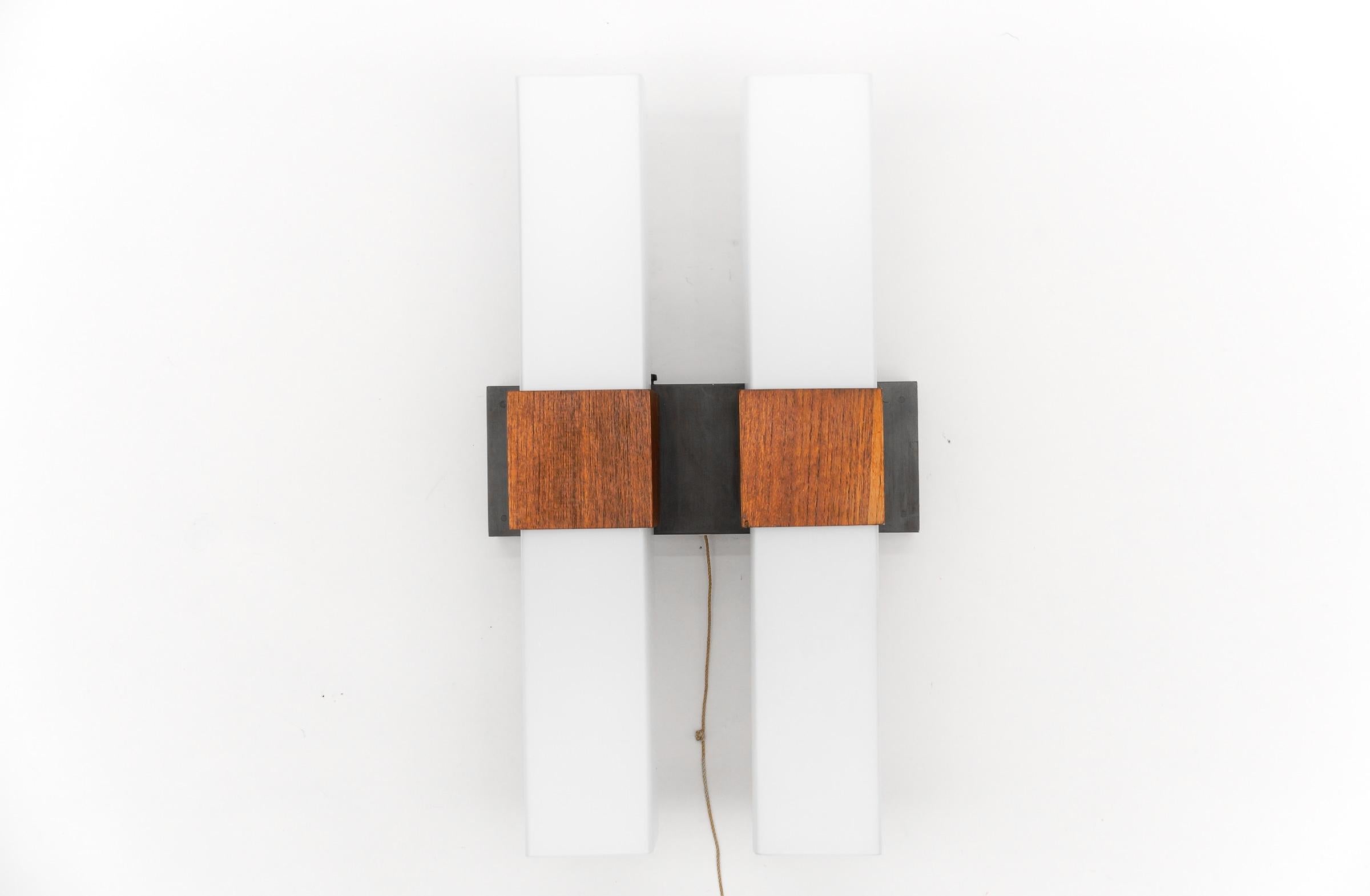 Mid-Century moderno Lampada da parete in teak e vetro opalino di Kaiser Leuchten, anni '60 in vendita