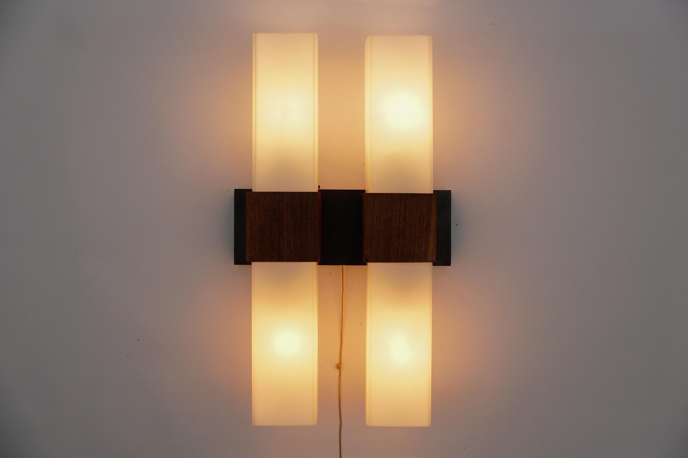 Svizzero Lampada da parete in teak e vetro opalino di Kaiser Leuchten, anni '60 in vendita