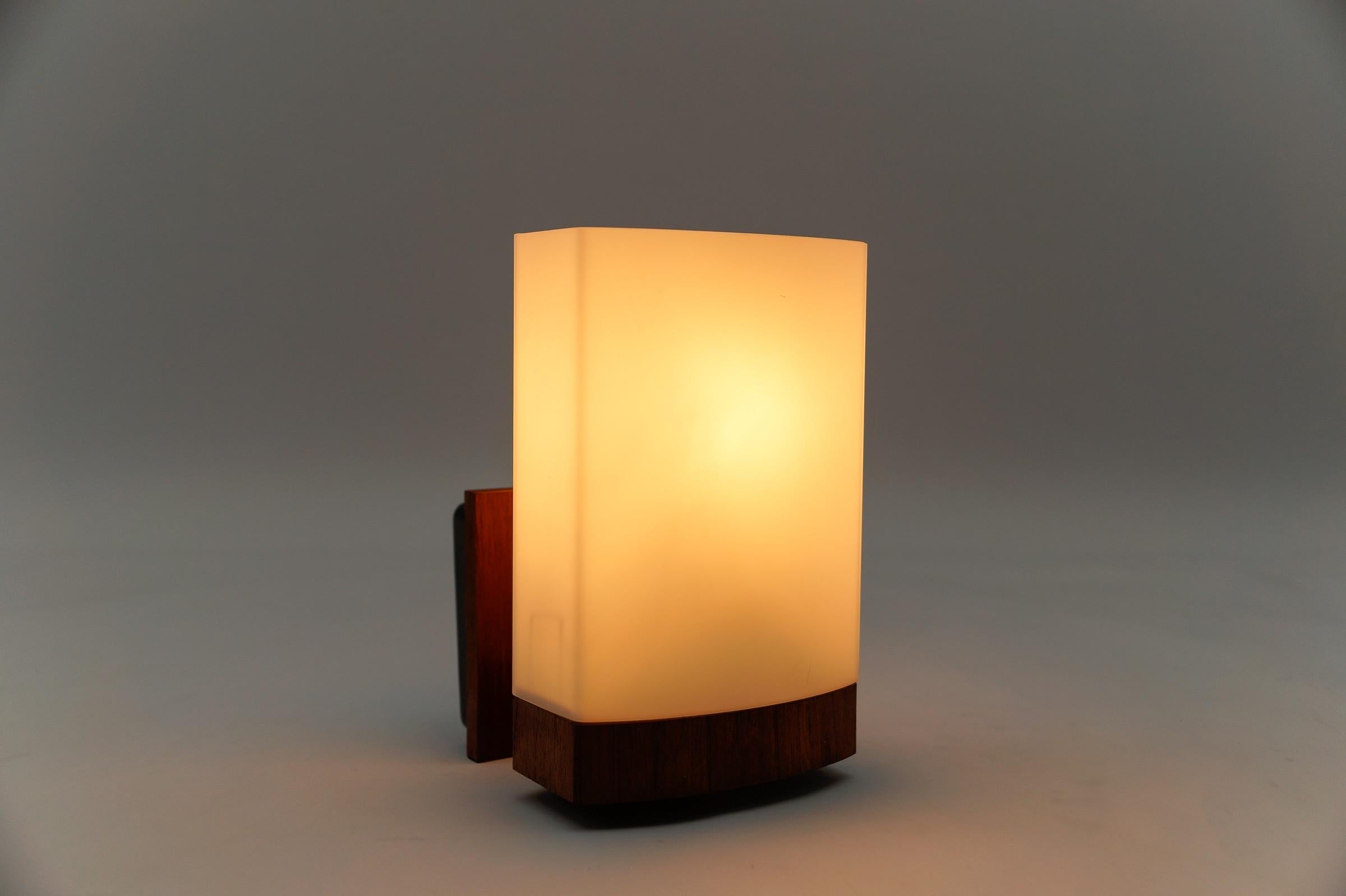 Teak and Opaline Glass Wall Lamp by Kaiser Leuchten, 1960s In Good Condition For Sale In Nürnberg, Bayern