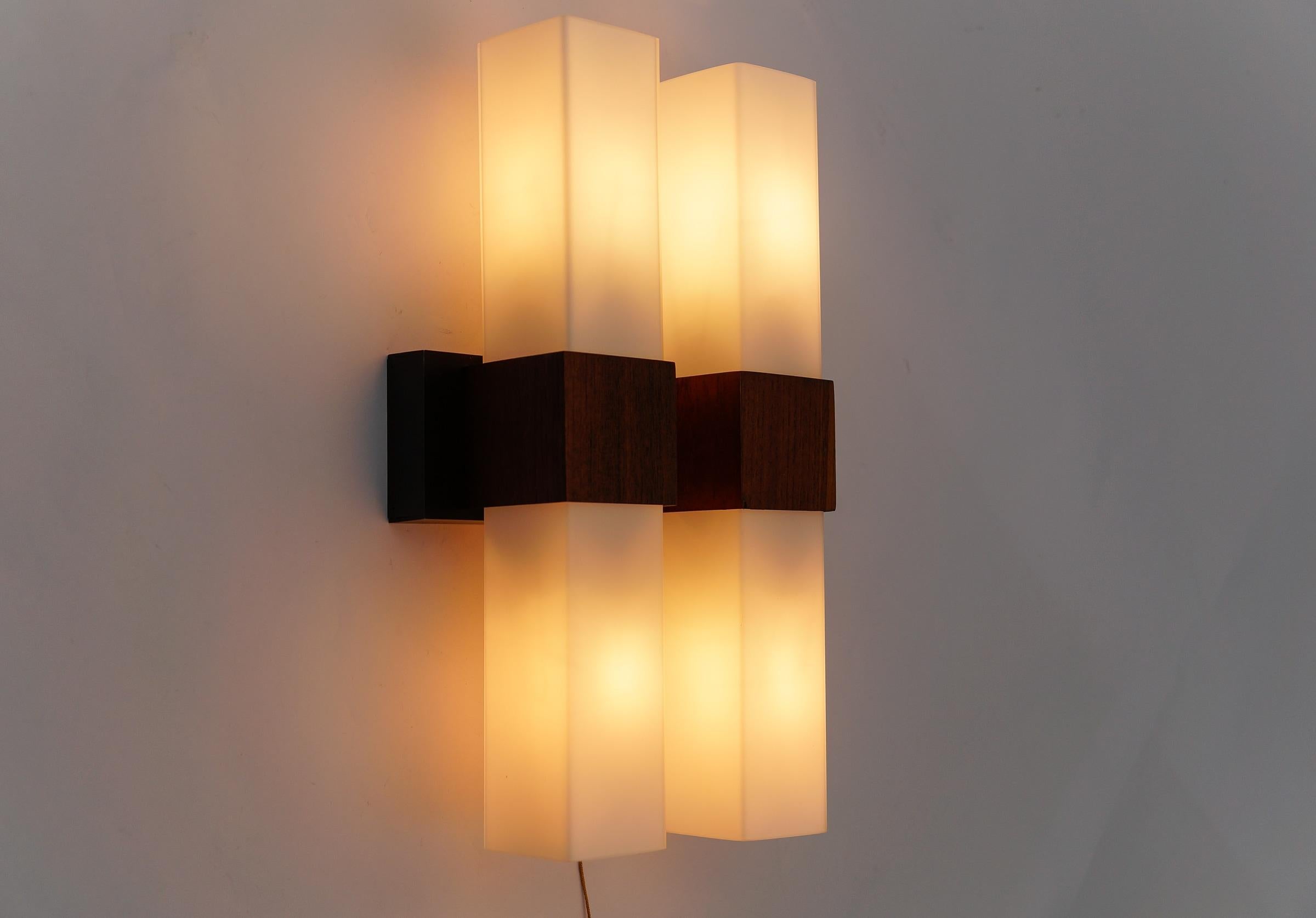 Metà XX secolo Lampada da parete in teak e vetro opalino di Kaiser Leuchten, anni '60 in vendita
