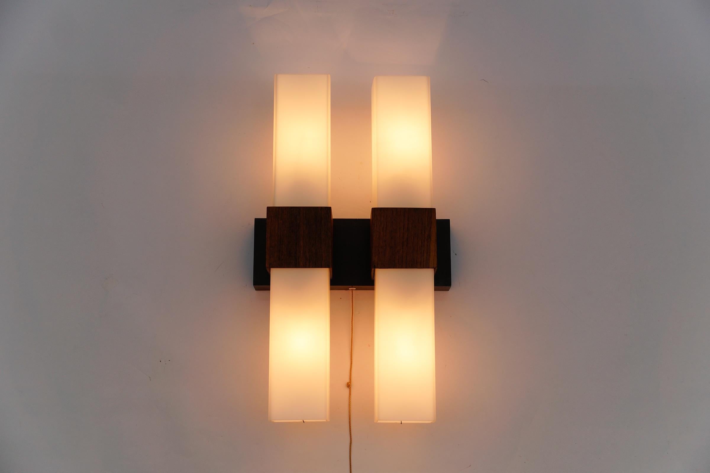 Lampada da parete in teak e vetro opalino di Kaiser Leuchten, anni '60 in vendita 1