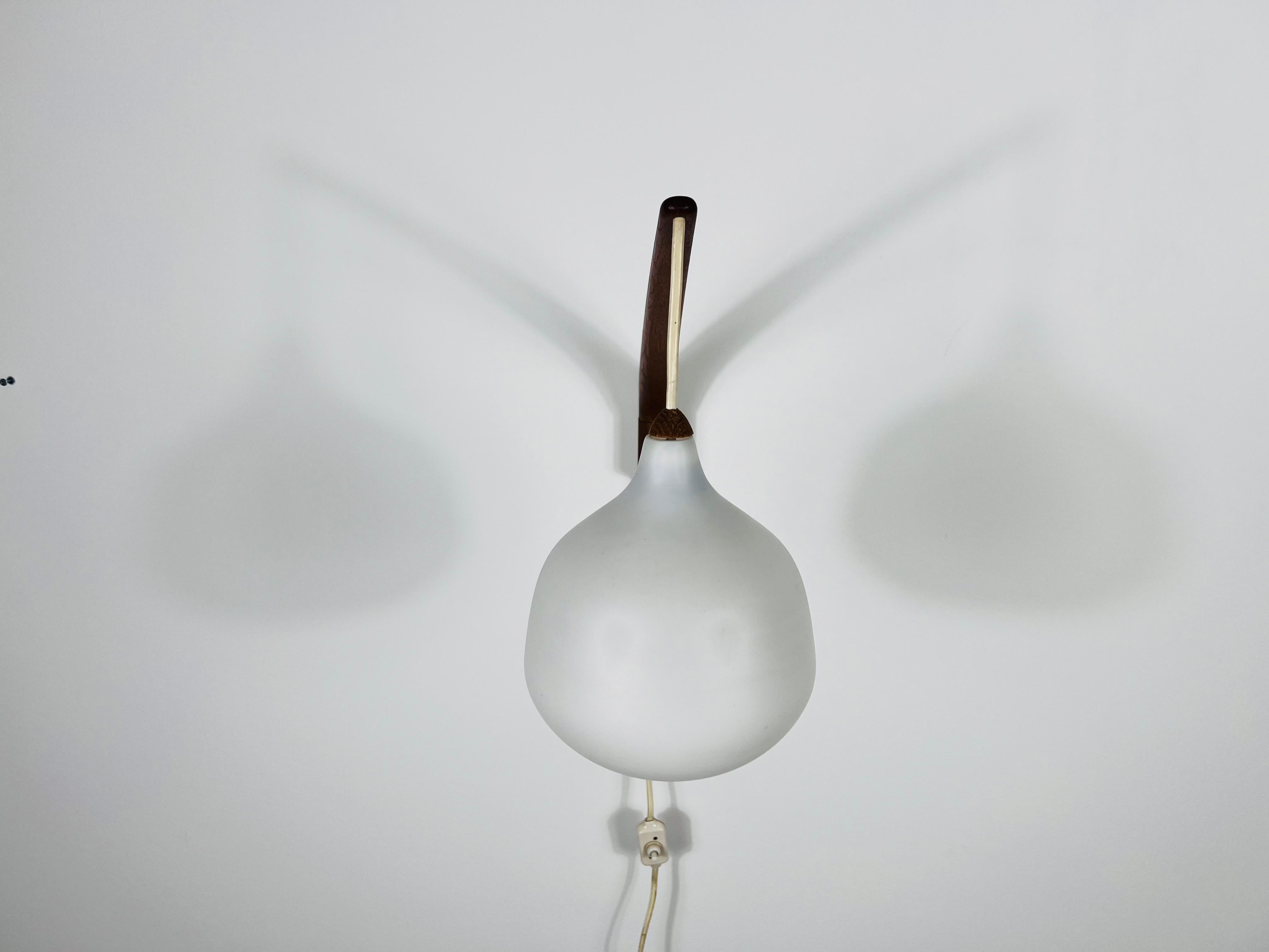 Teak and Opaline Glass Wall Lamp by Uno & Östen Kristiansson for Luxus Sweden In Good Condition For Sale In Hagenbach, DE