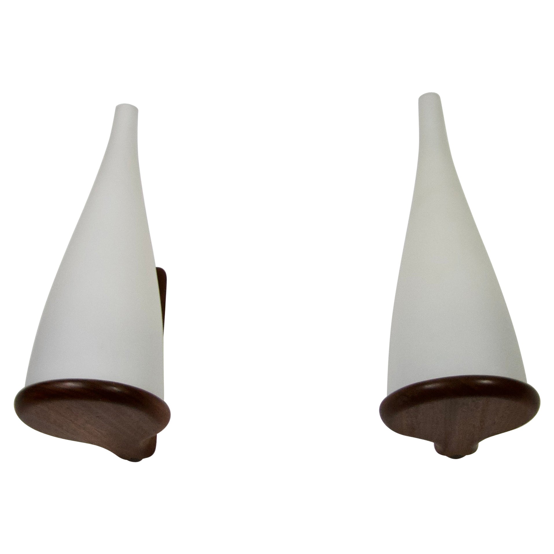 Lampade da parete in teak e vetro opalino di Uno & Östen Kristiansson per Luxus Sweden