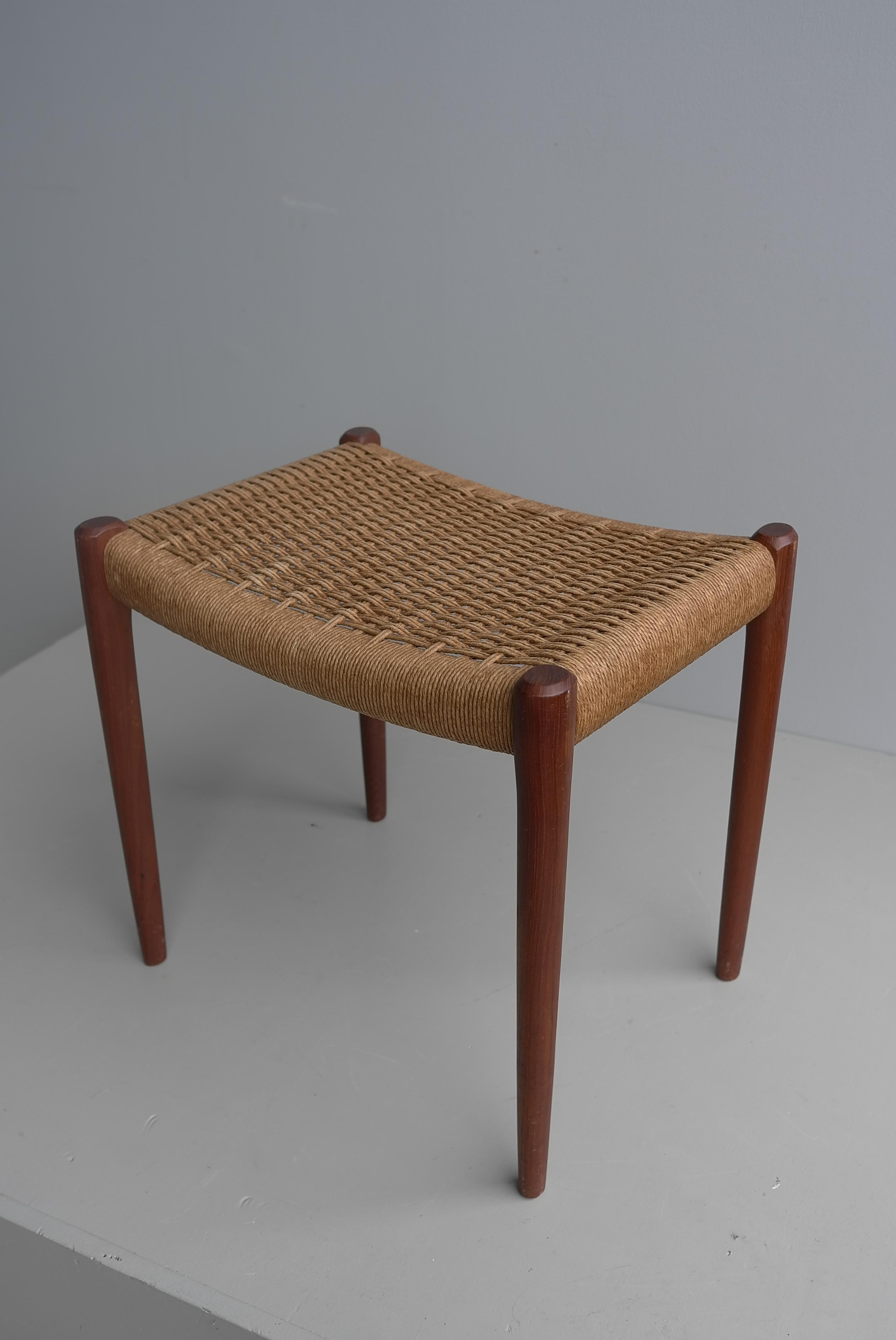 Teak and Papercord Stool by Niels Otto Møller, model 80A  Denmark 1960 In Good Condition For Sale In Den Haag, NL