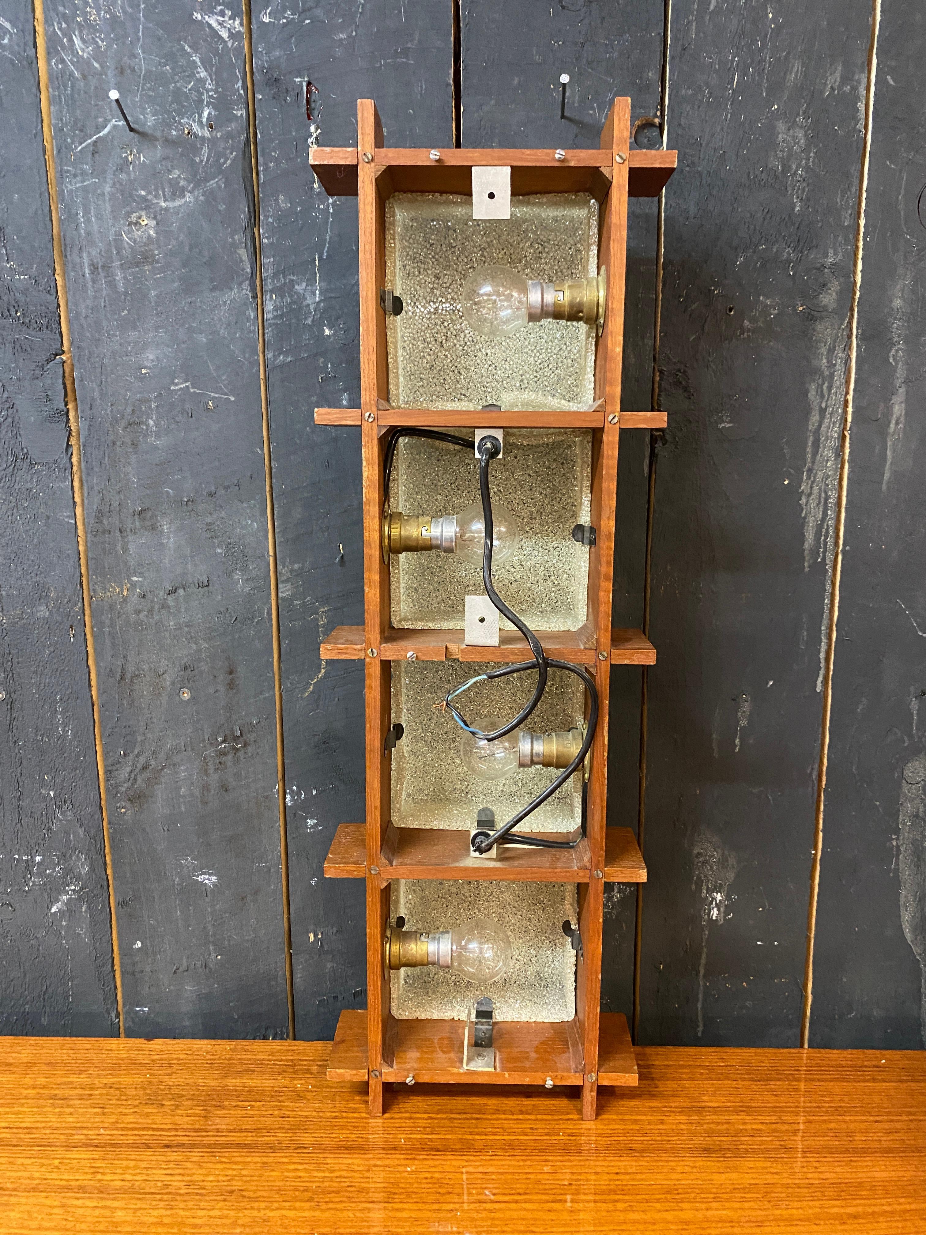 Metà XX secolo applique in teak e perpex, illuminazione a 4 luci, opera francese del 1950 circa in vendita