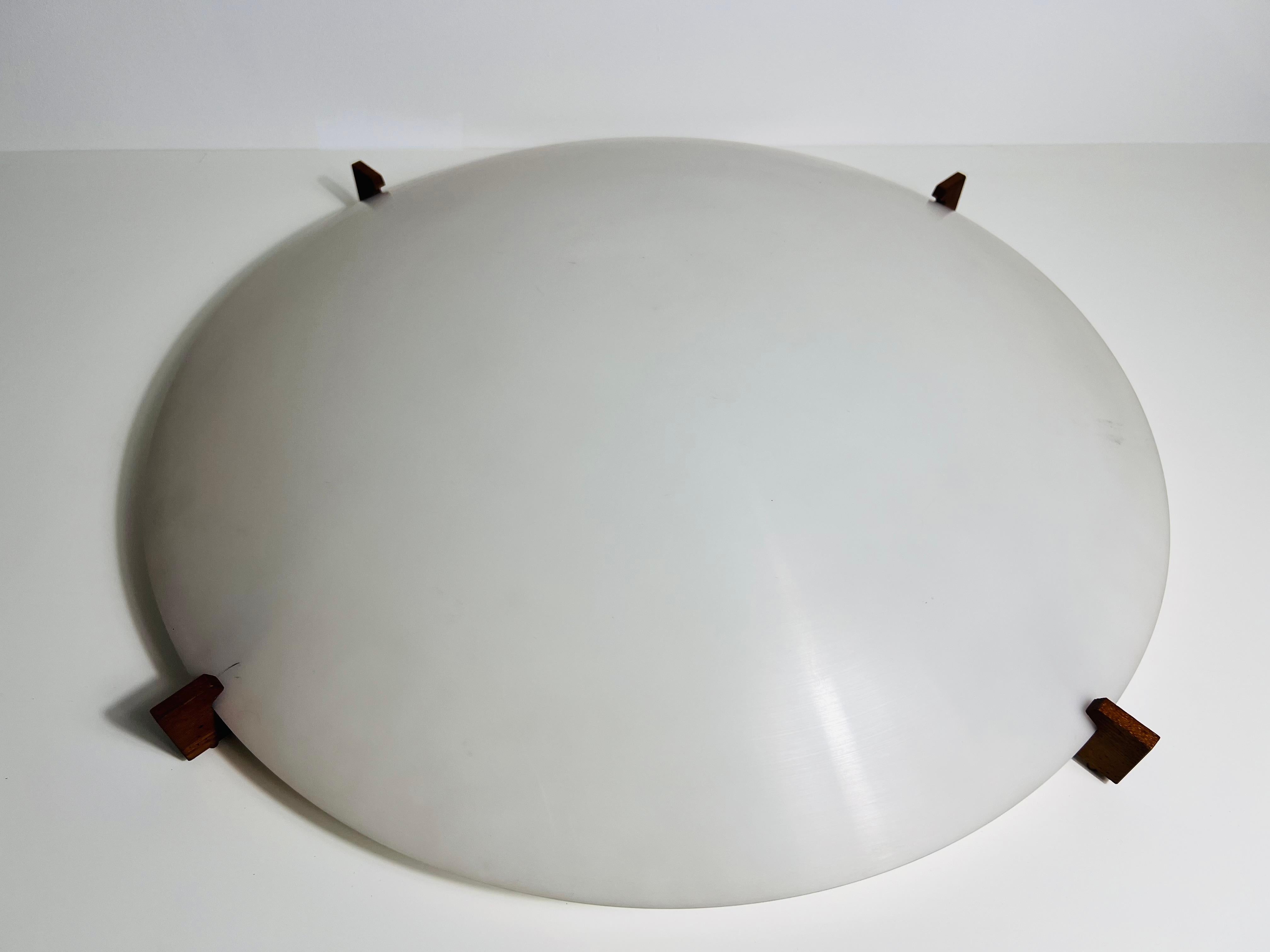 Mid-Century Modern Plafonnier en teck et plexiglas par Uno & Östen Kristiansson pour Luxus Sweden en vente