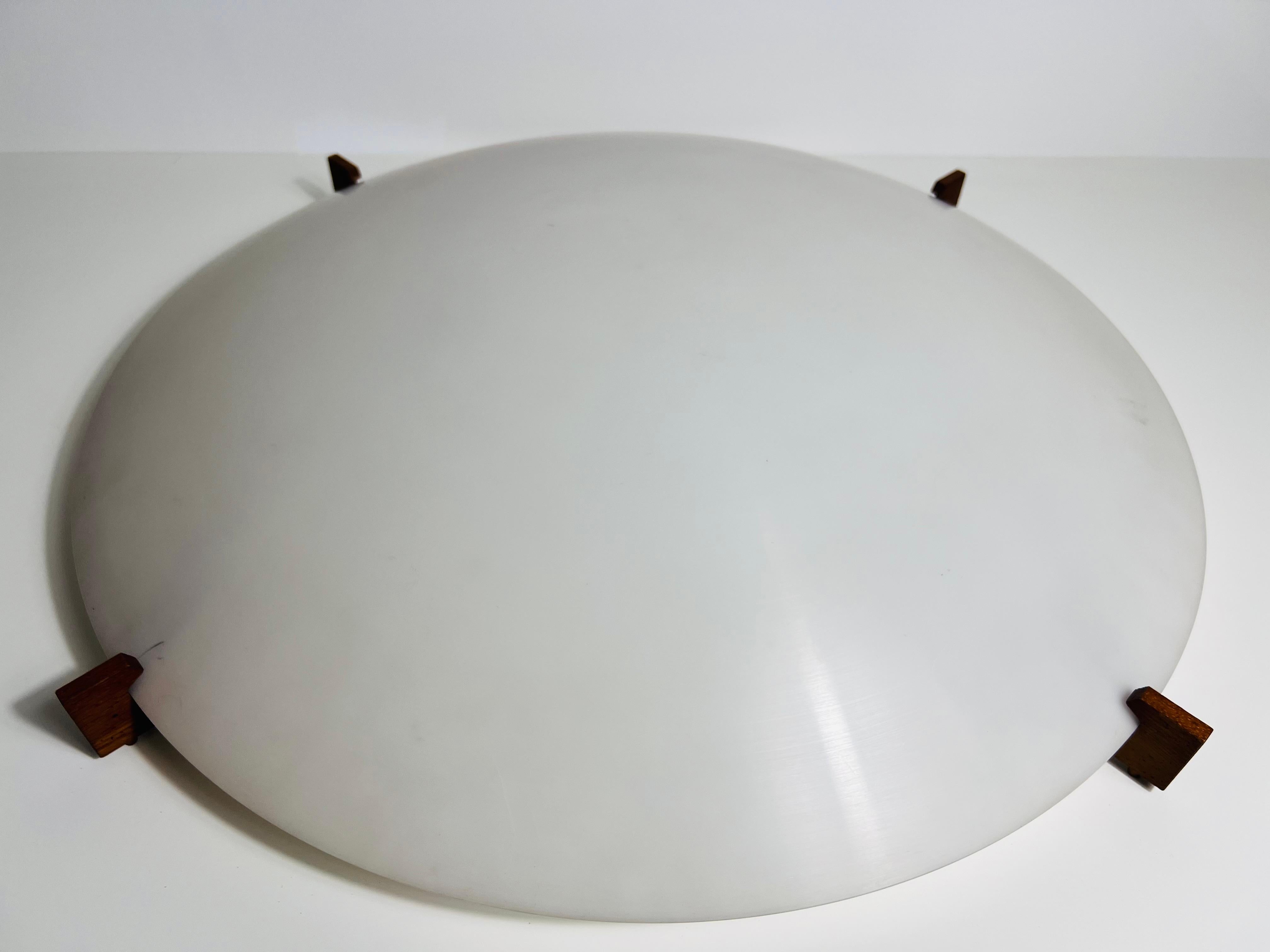 Suédois Plafonnier en teck et plexiglas par Uno & Östen Kristiansson pour Luxus Sweden en vente